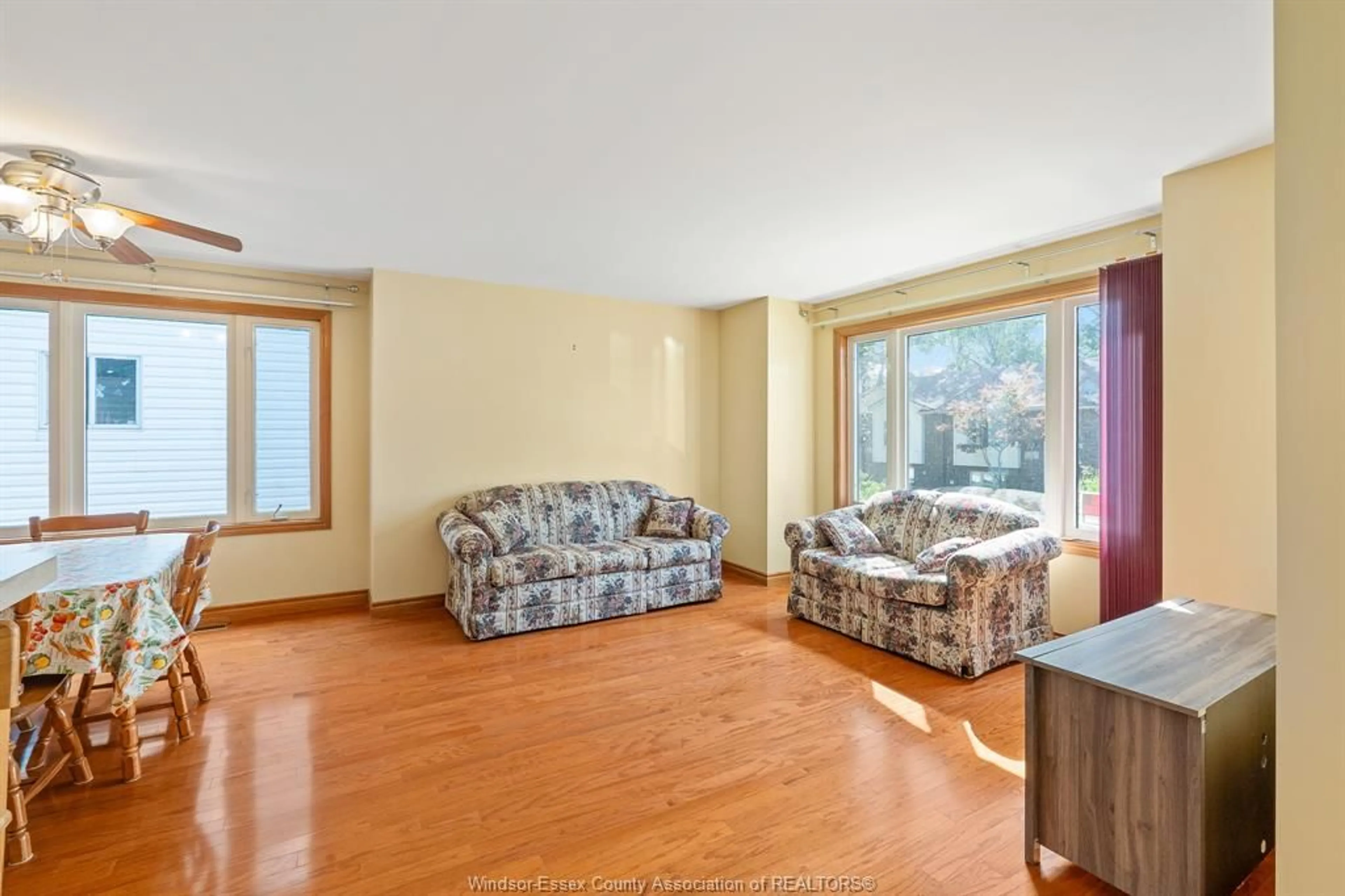 Living room with furniture, unknown for 120 RIVERVILLA Crt, LaSalle Ontario N9J 3N9