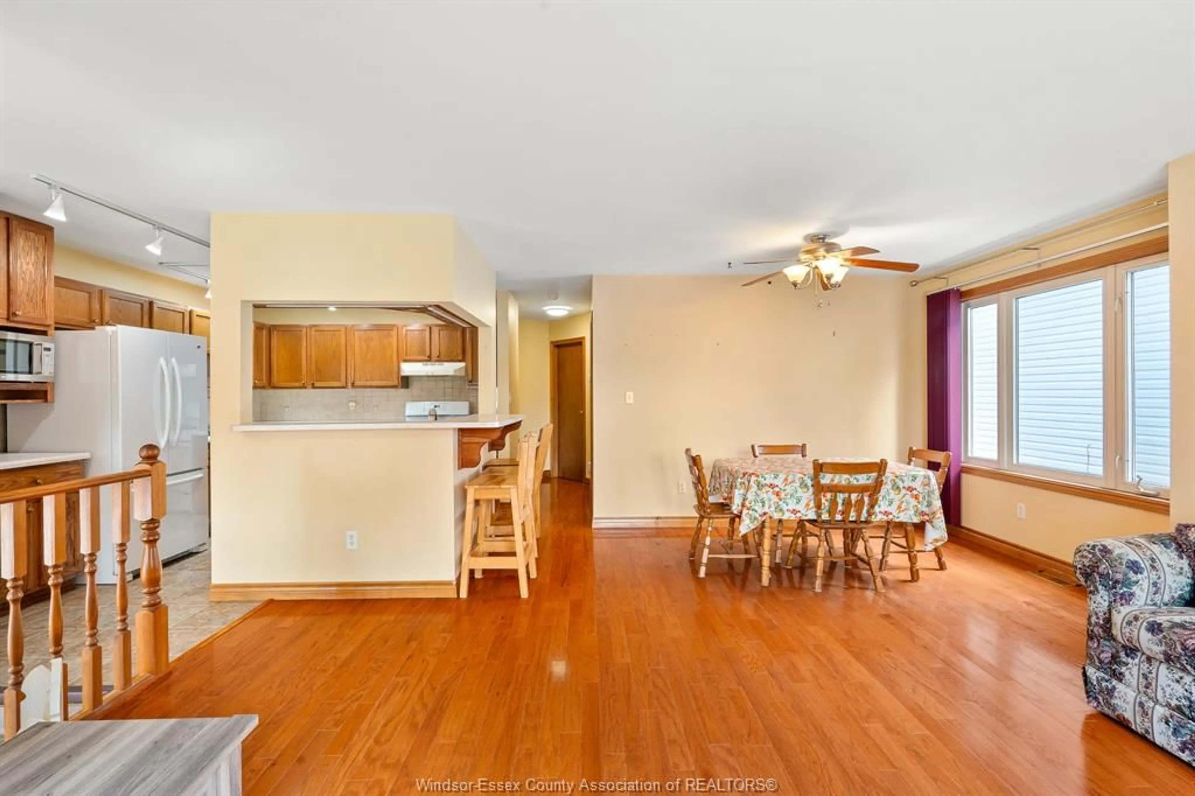 Dining room, wood/laminate floor for 120 RIVERVILLA Crt, LaSalle Ontario N9J 3N9