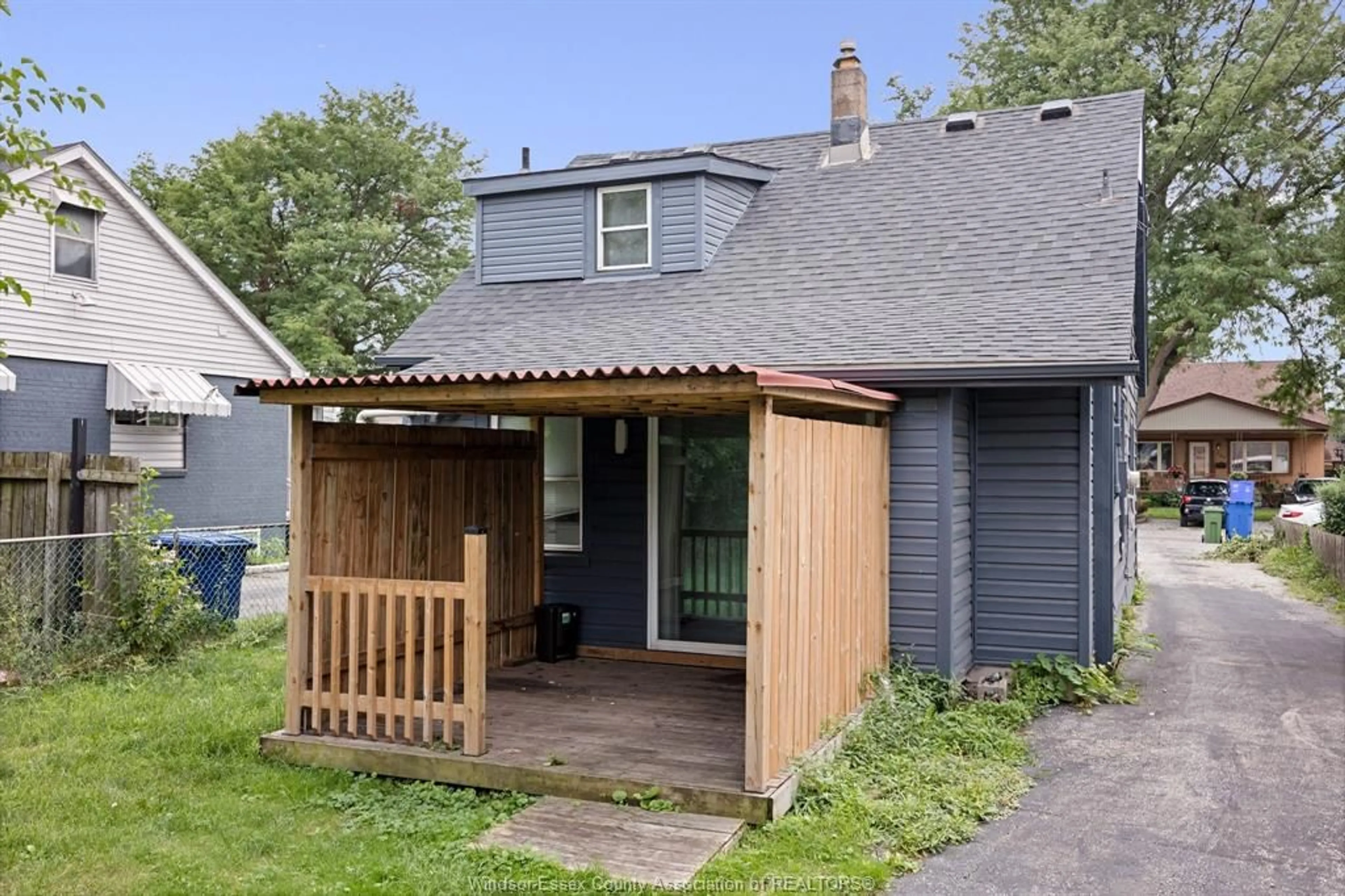 Patio, street for 550 CAPITOL, Windsor Ontario N8X 3E8