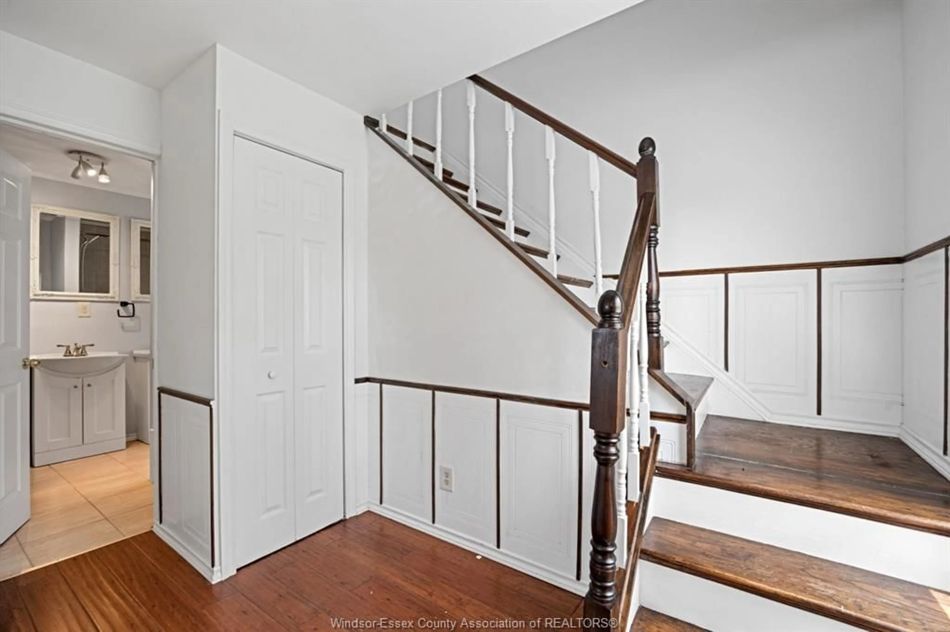 Stairs for 550 CAPITOL, Windsor Ontario N8X 3E8