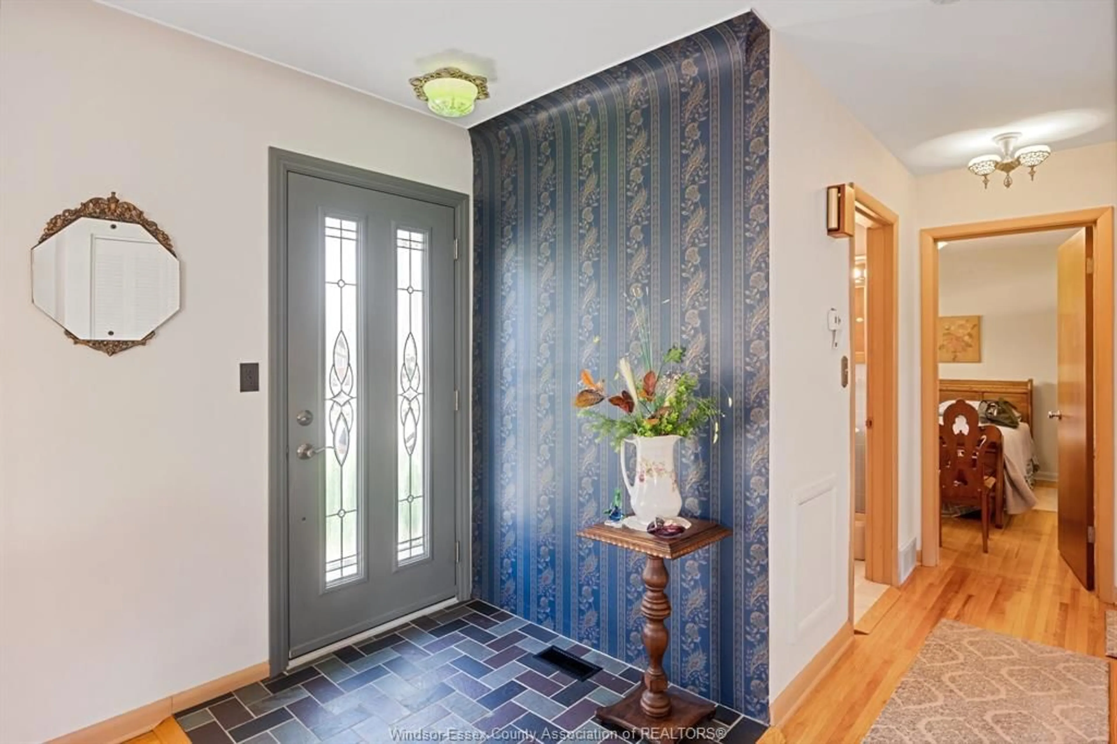 Indoor entryway for 3511 CHARLEVOIX, Windsor Ontario N9E 3B4