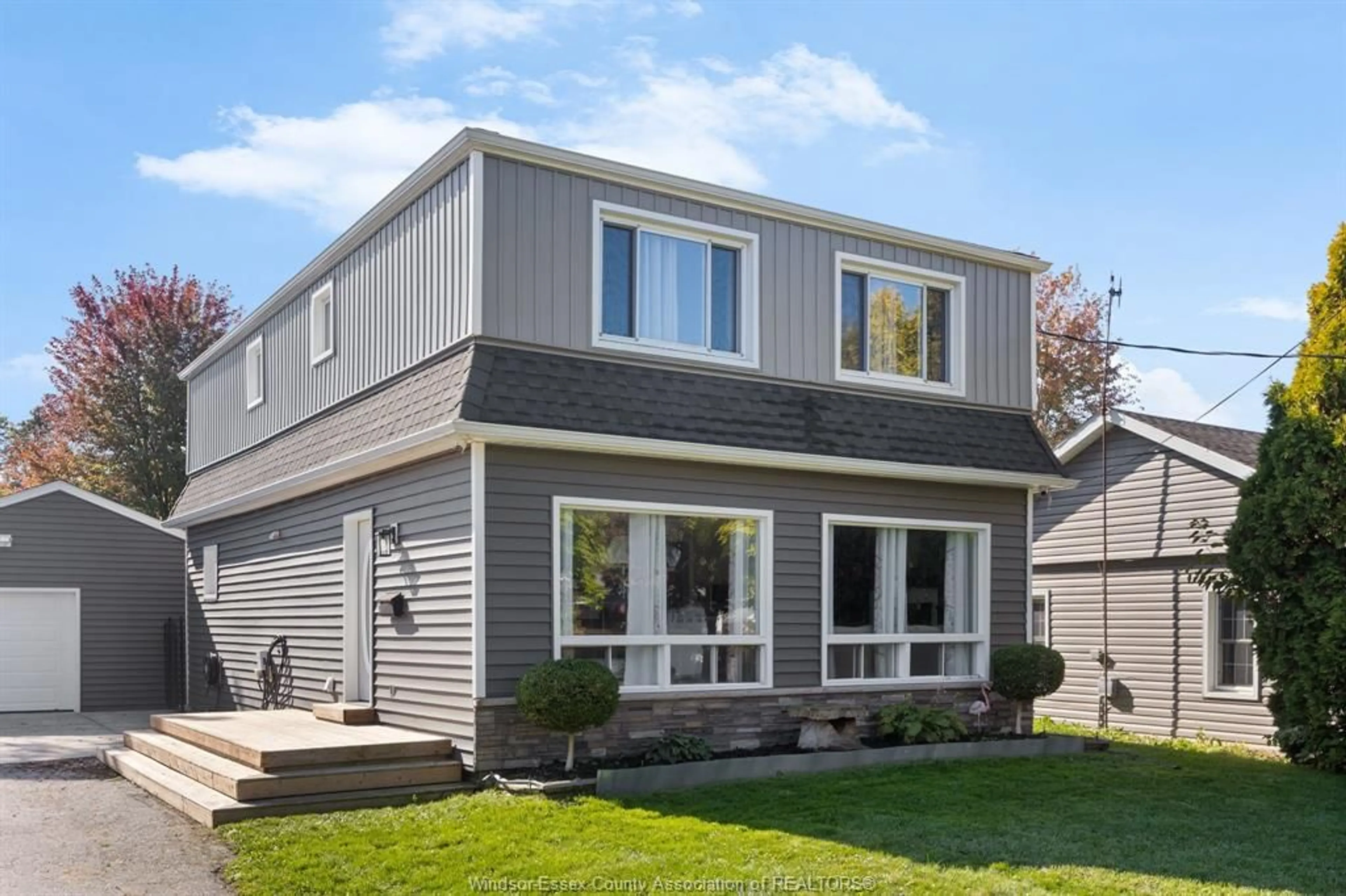 Home with vinyl exterior material, street for 117 HUNTER Dr, Amherstburg Ontario N9V 1W3