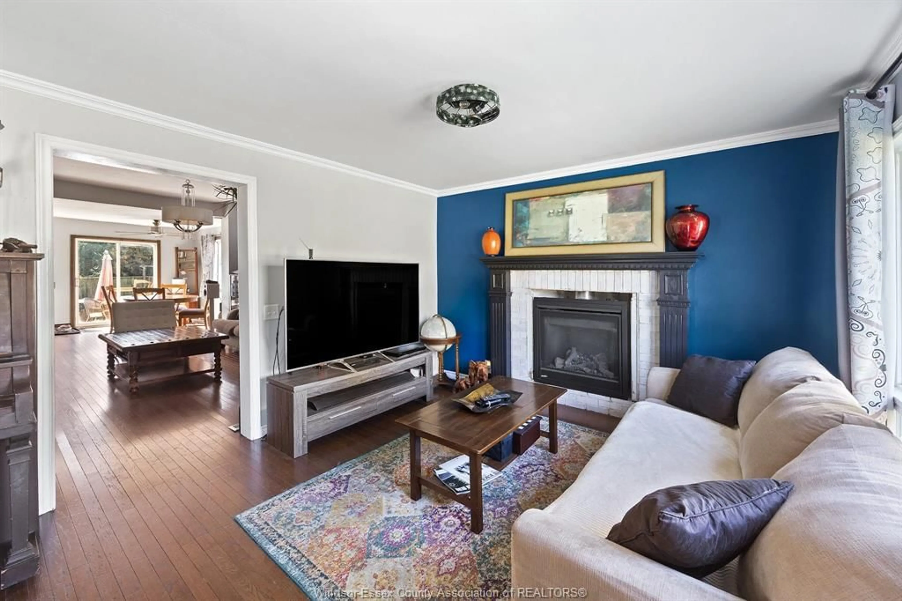 Living room with furniture, wood/laminate floor for 117 HUNTER Dr, Amherstburg Ontario N9V 1W3