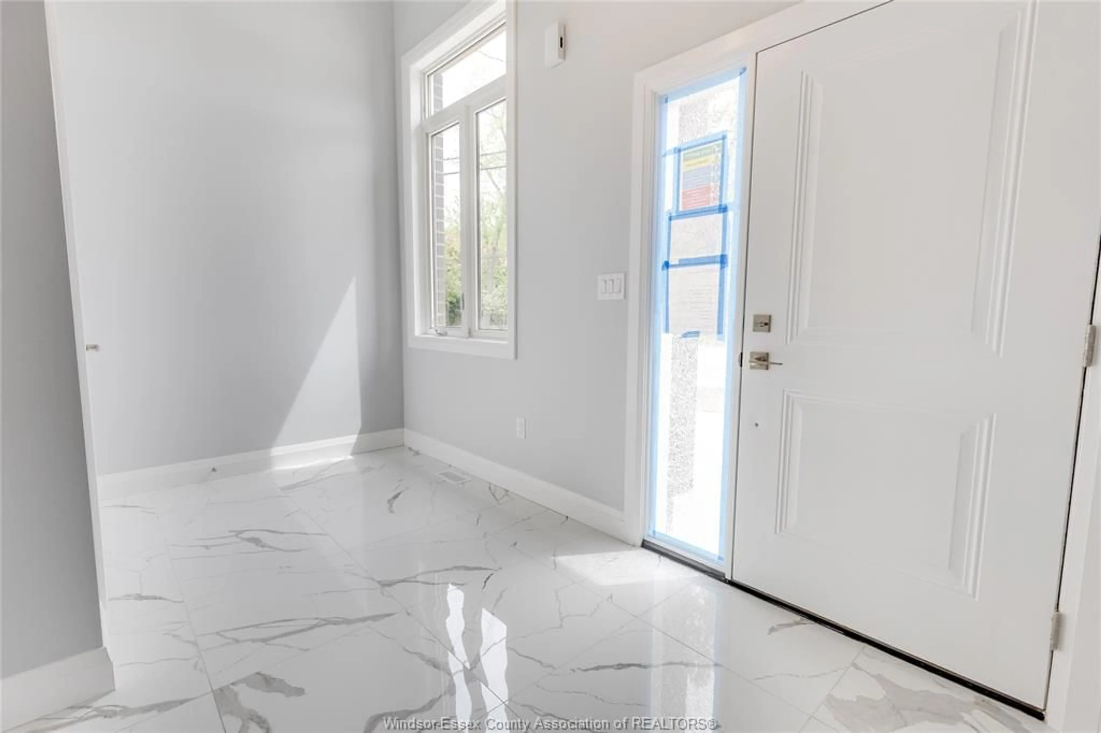 Indoor entryway for 120 ANGELO Ave, LaSalle Ontario N9J 0E5
