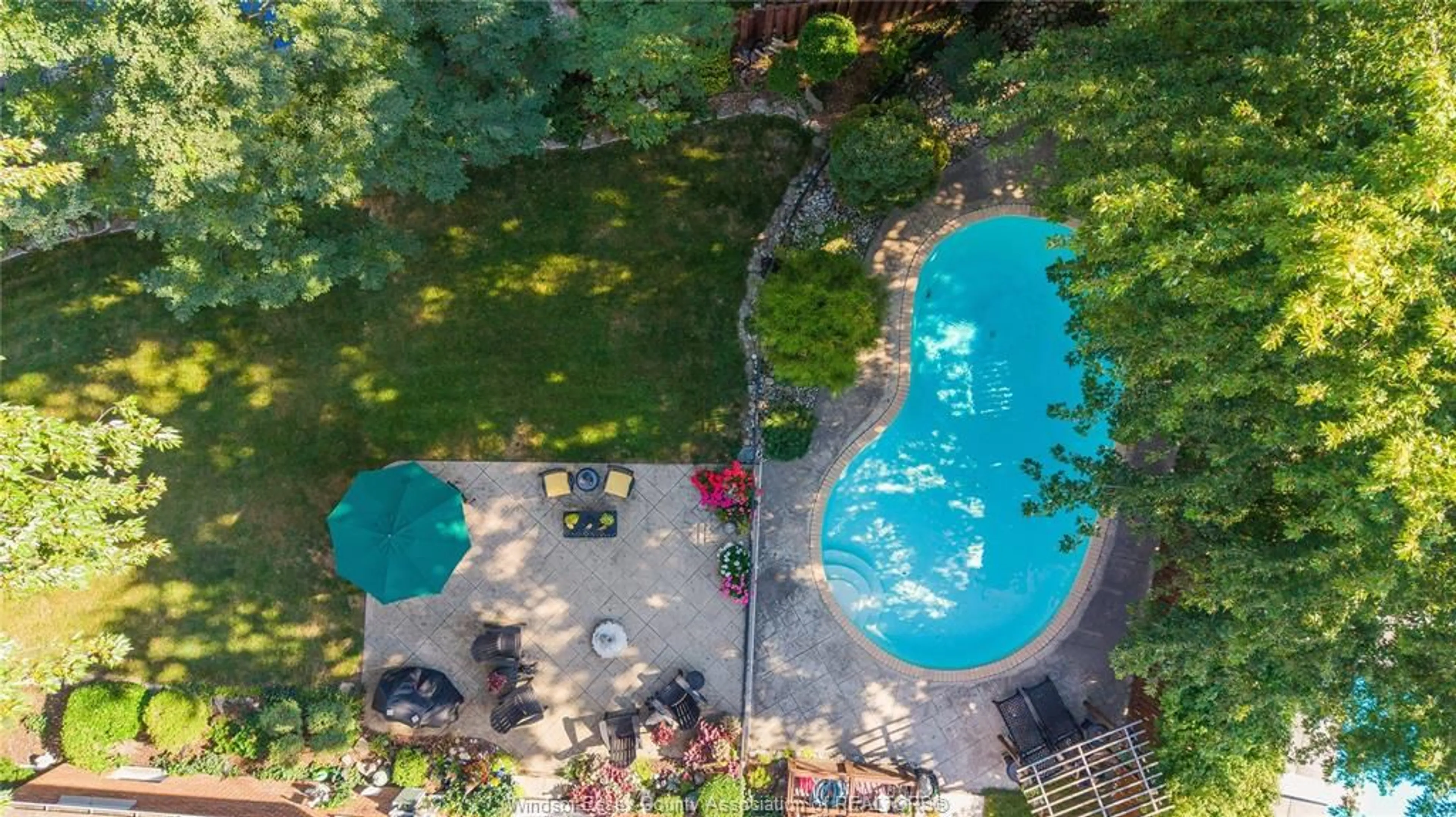 A pic from outside/outdoor area/front of a property/back of a property/a pic from drone, water/lake/river/ocean view for 142 JEFFREY Pl, Tecumseh Ontario N8N 2Y1