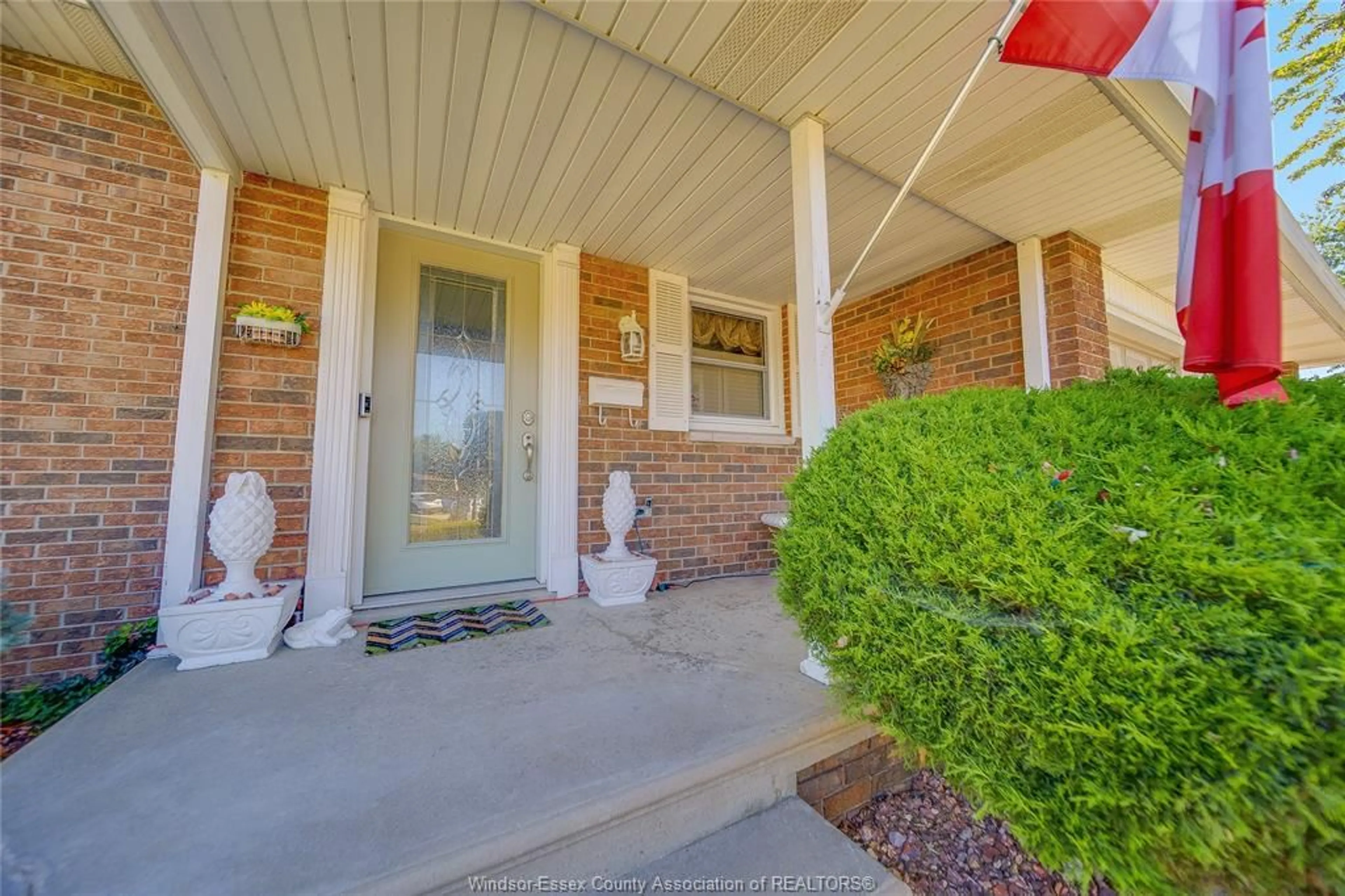 Indoor entryway for 142 JEFFREY Pl, Tecumseh Ontario N8N 2Y1