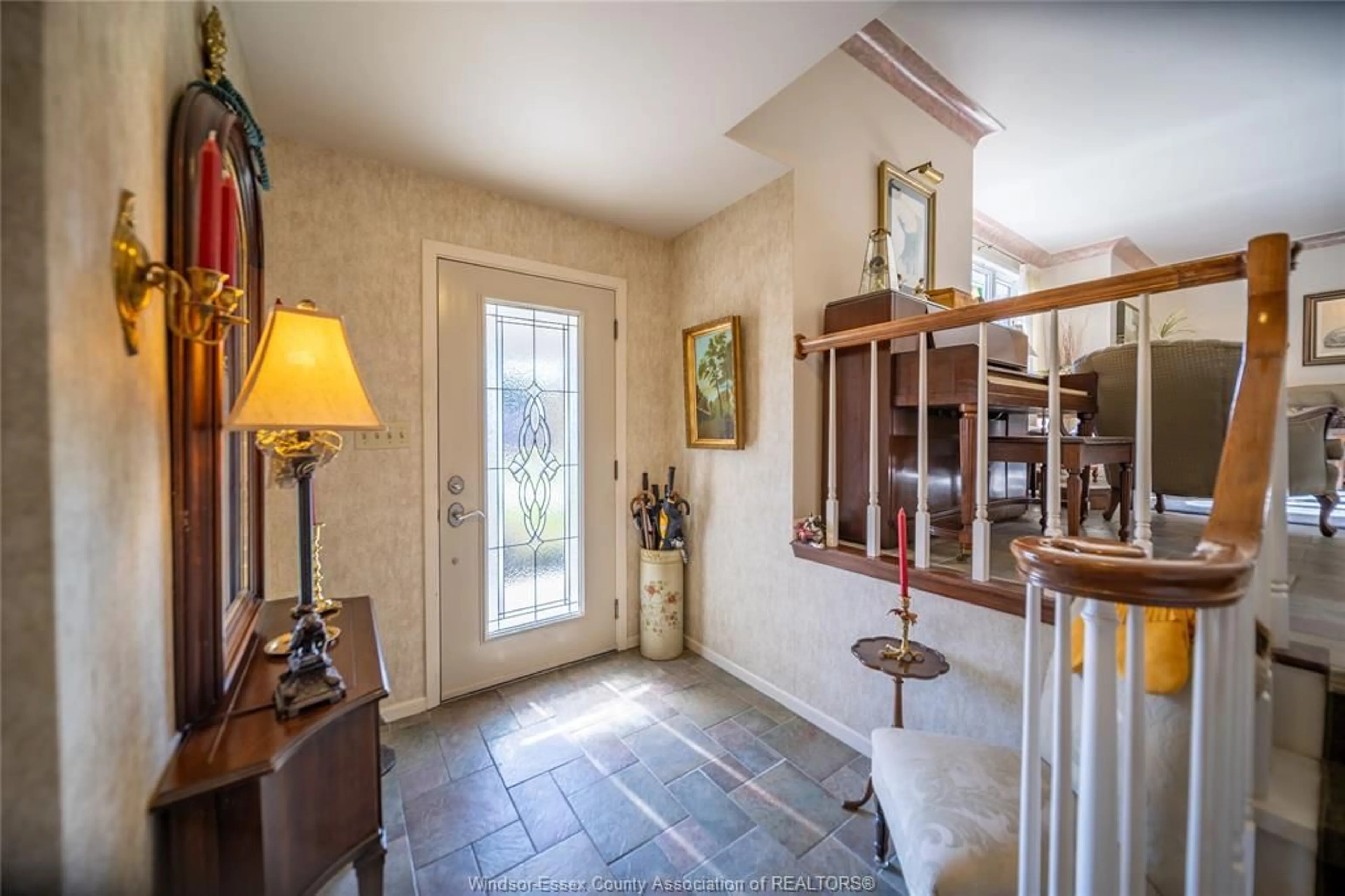 Indoor foyer for 142 JEFFREY Pl, Tecumseh Ontario N8N 2Y1