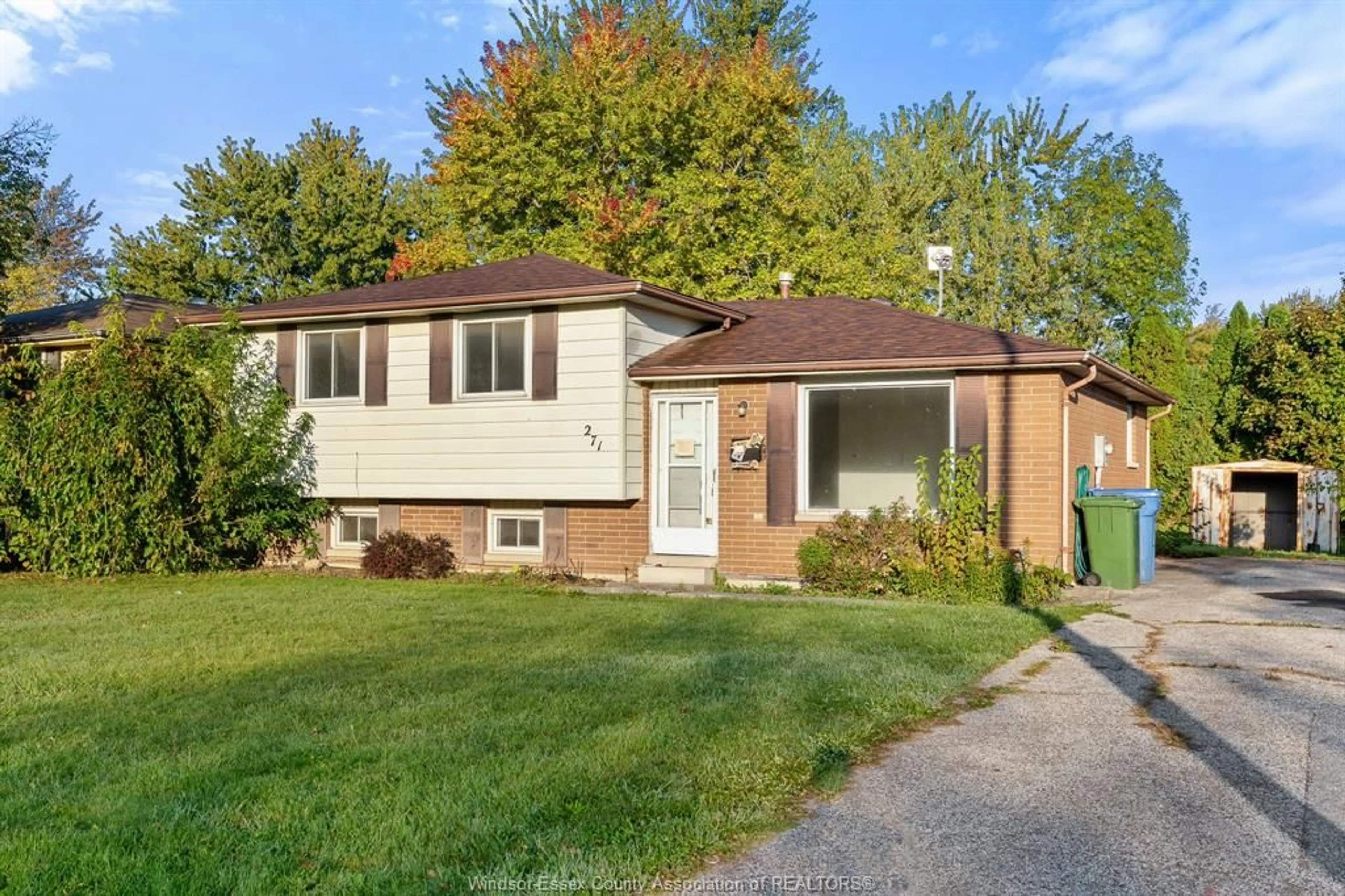 Home with vinyl exterior material, street for 271 BRIEN Ave, Essex Ontario N8M 2Z4