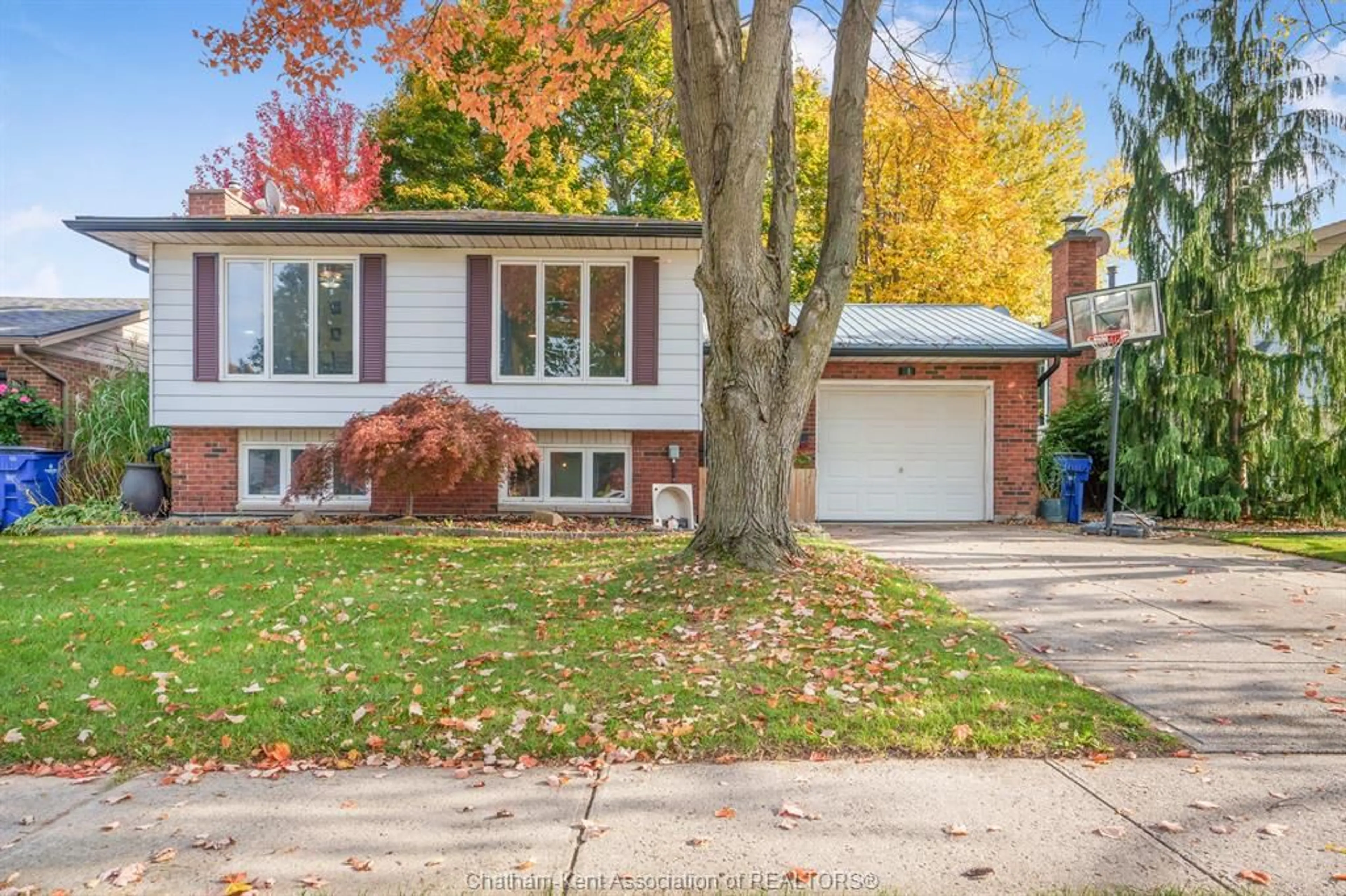 Home with vinyl exterior material, street for 11 Duff Cres, Chatham Ontario N7L 4X8