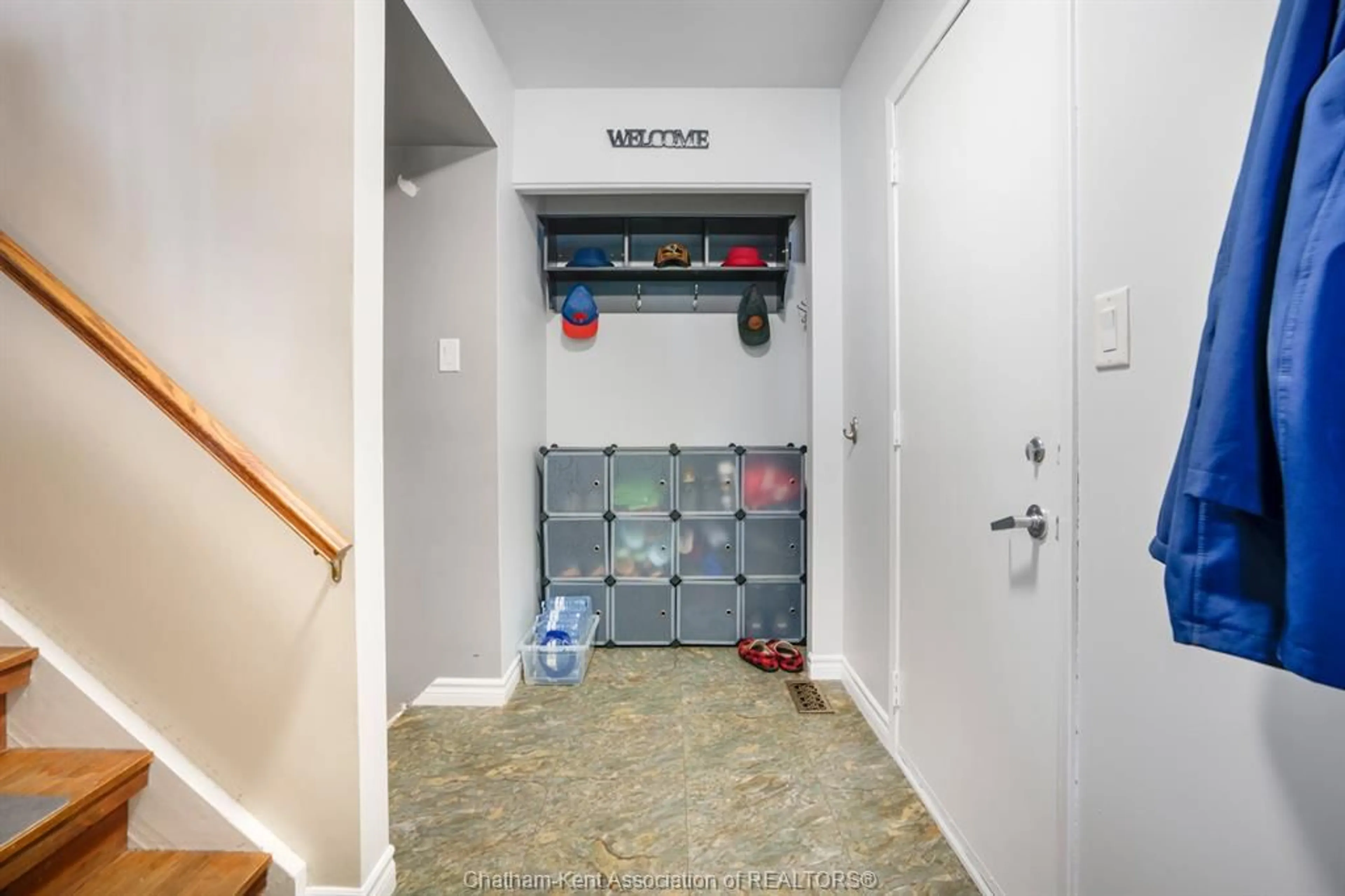 Indoor entryway for 11 Duff Cres, Chatham Ontario N7L 4X8