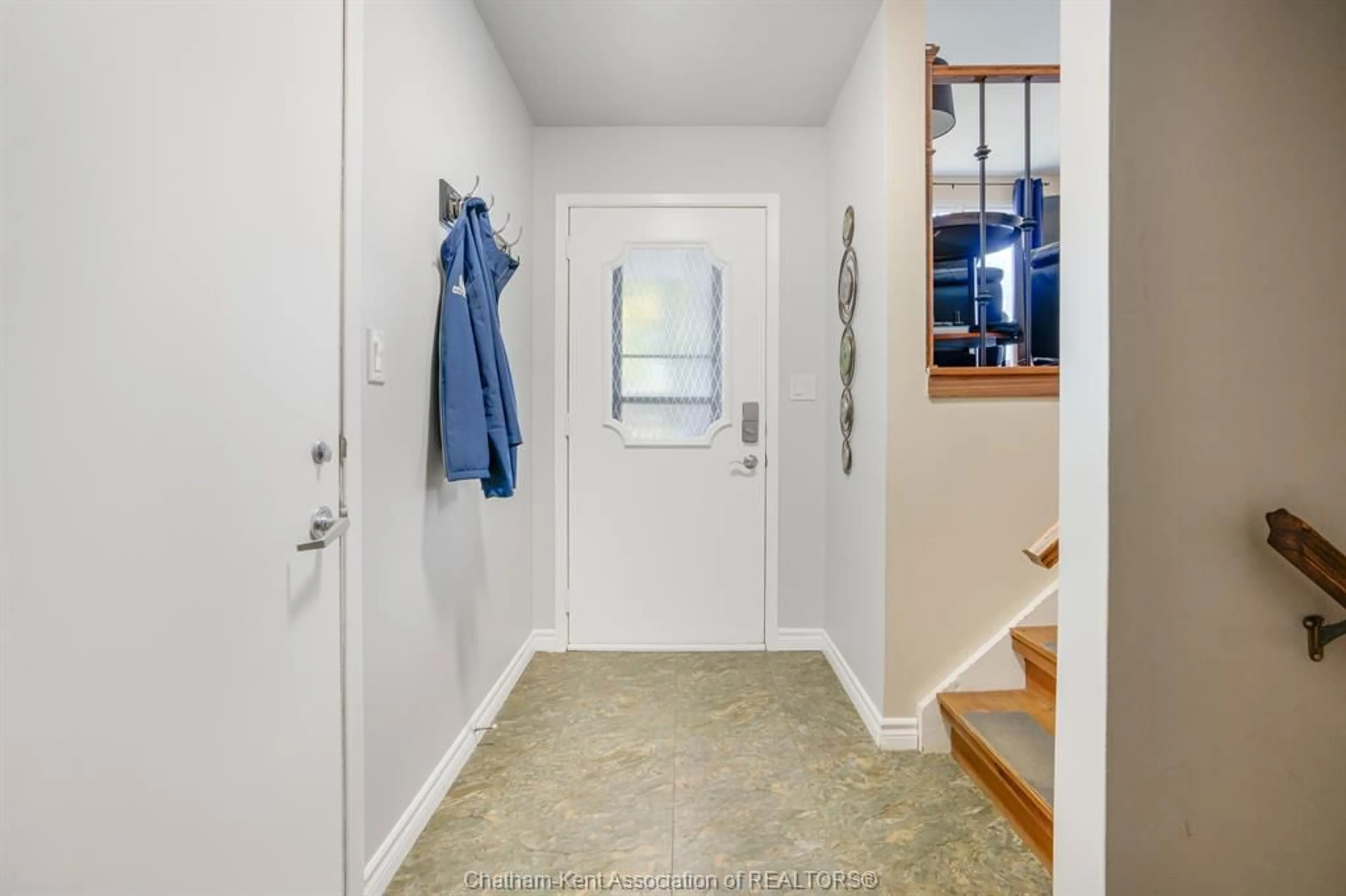 Indoor entryway for 11 Duff Cres, Chatham Ontario N7L 4X8
