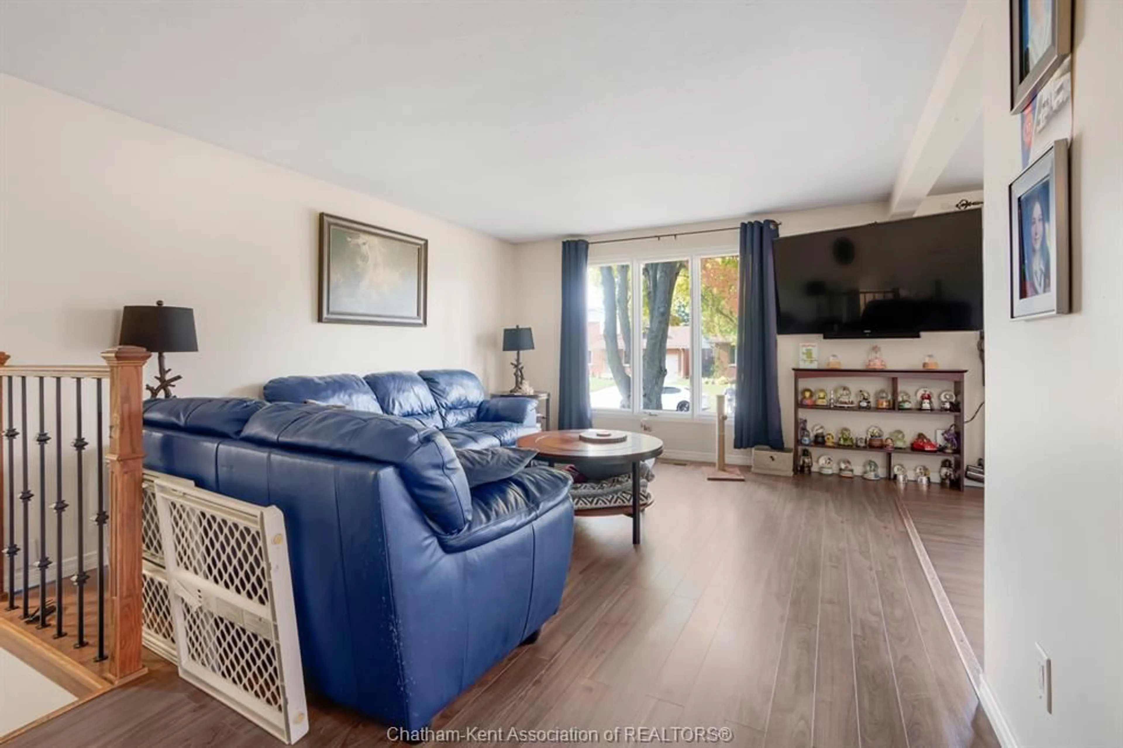 Living room with furniture, wood/laminate floor for 11 Duff Cres, Chatham Ontario N7L 4X8