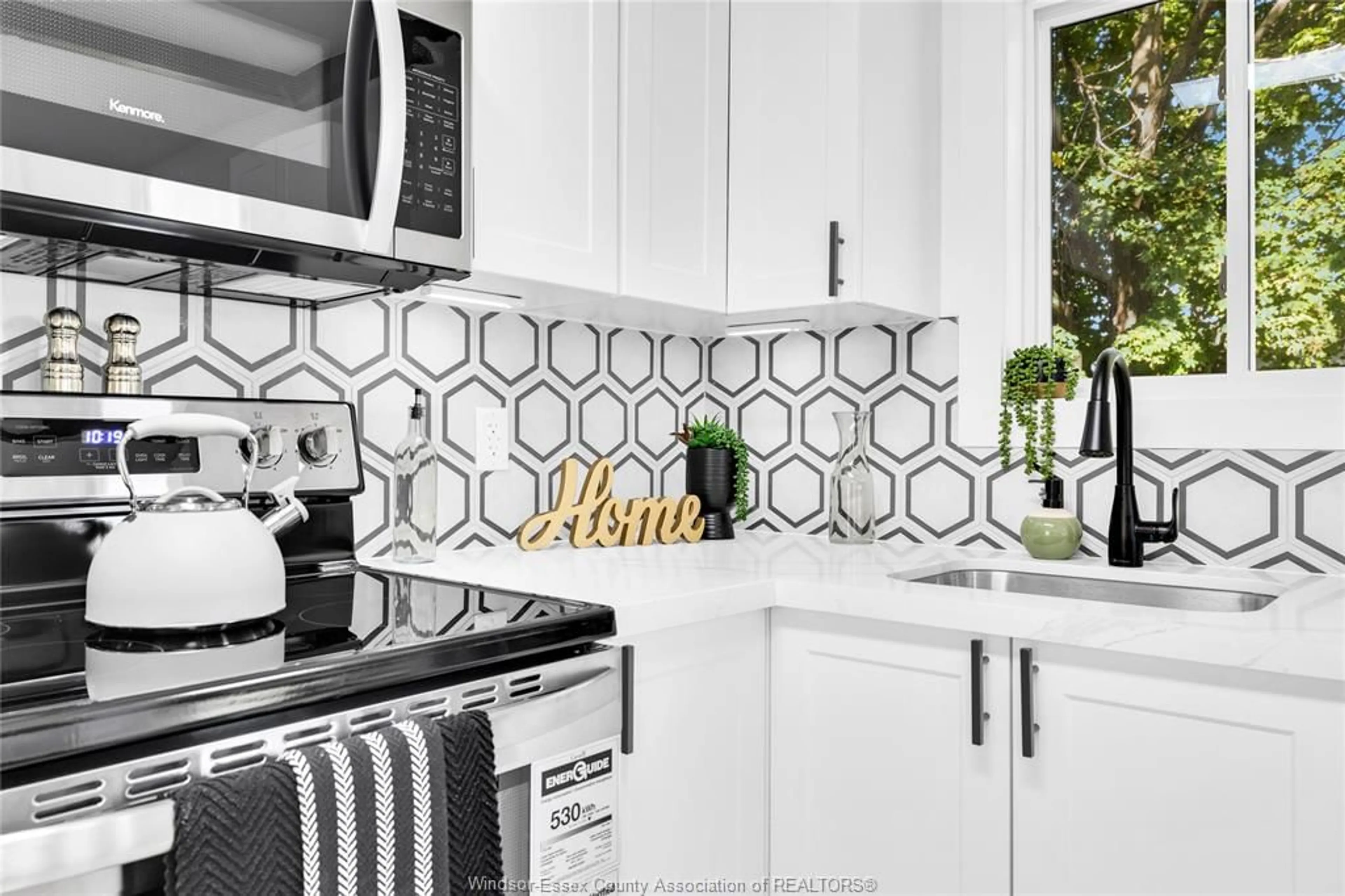 Contemporary kitchen, ceramic/tile floor for 1541 ALBERT, Windsor Ontario N8Y 3R3