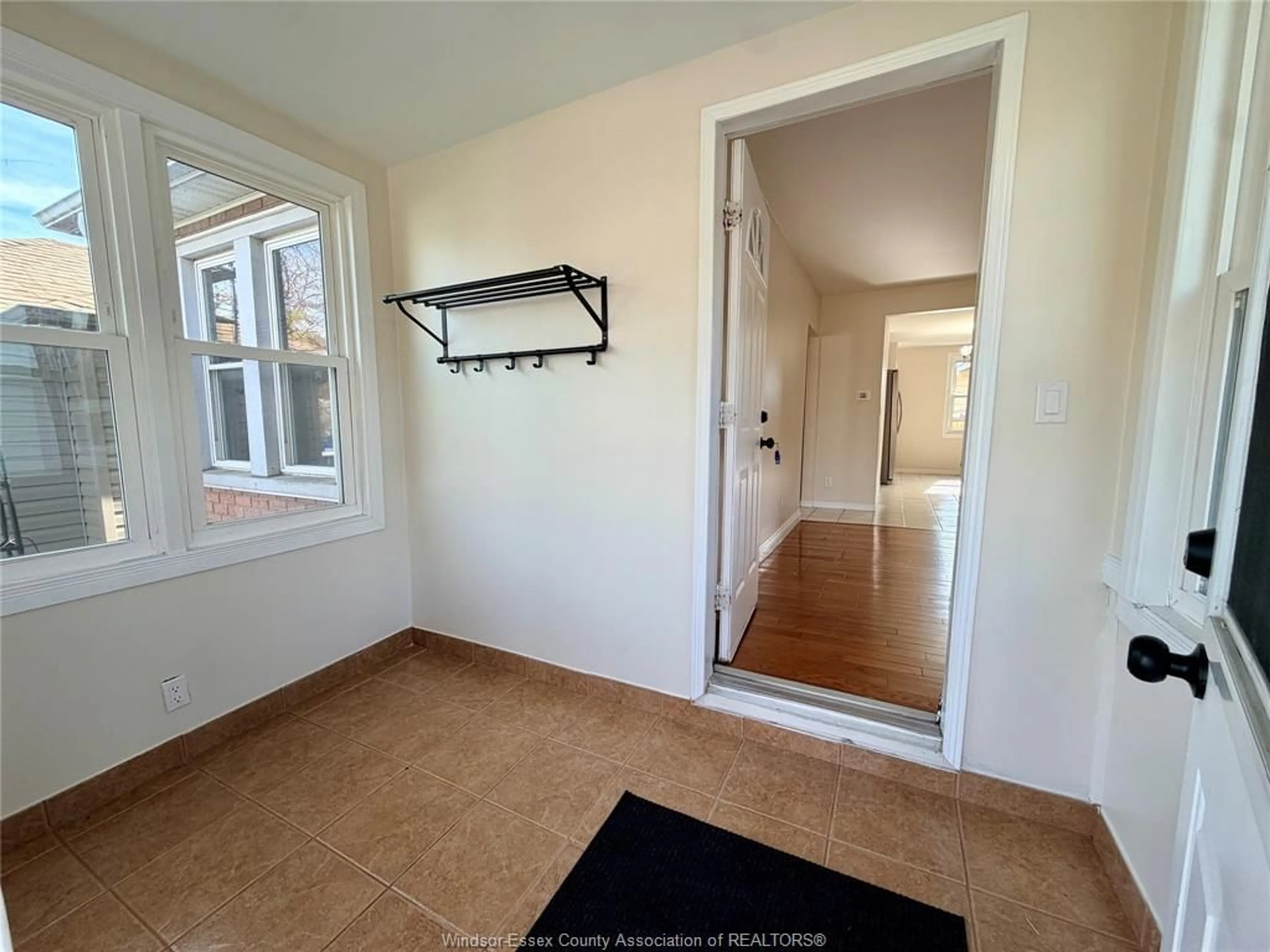 Indoor entryway for 643 HILDEGARDE, Windsor Ontario N8X 2Z7