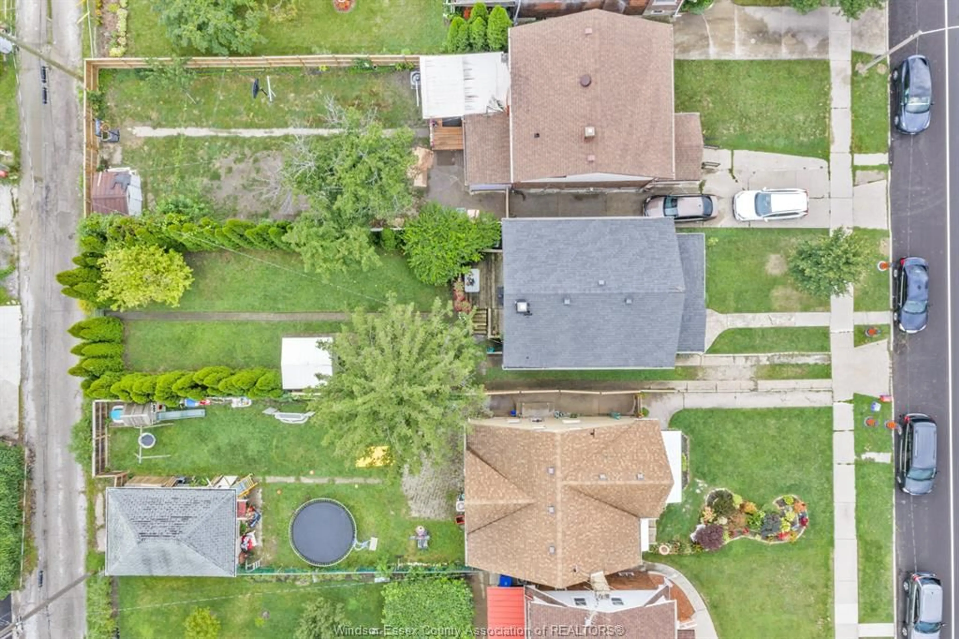 A pic from outside/outdoor area/front of a property/back of a property/a pic from drone, street for 1154 PARENT Ave, Windsor Ontario N9A 2E5