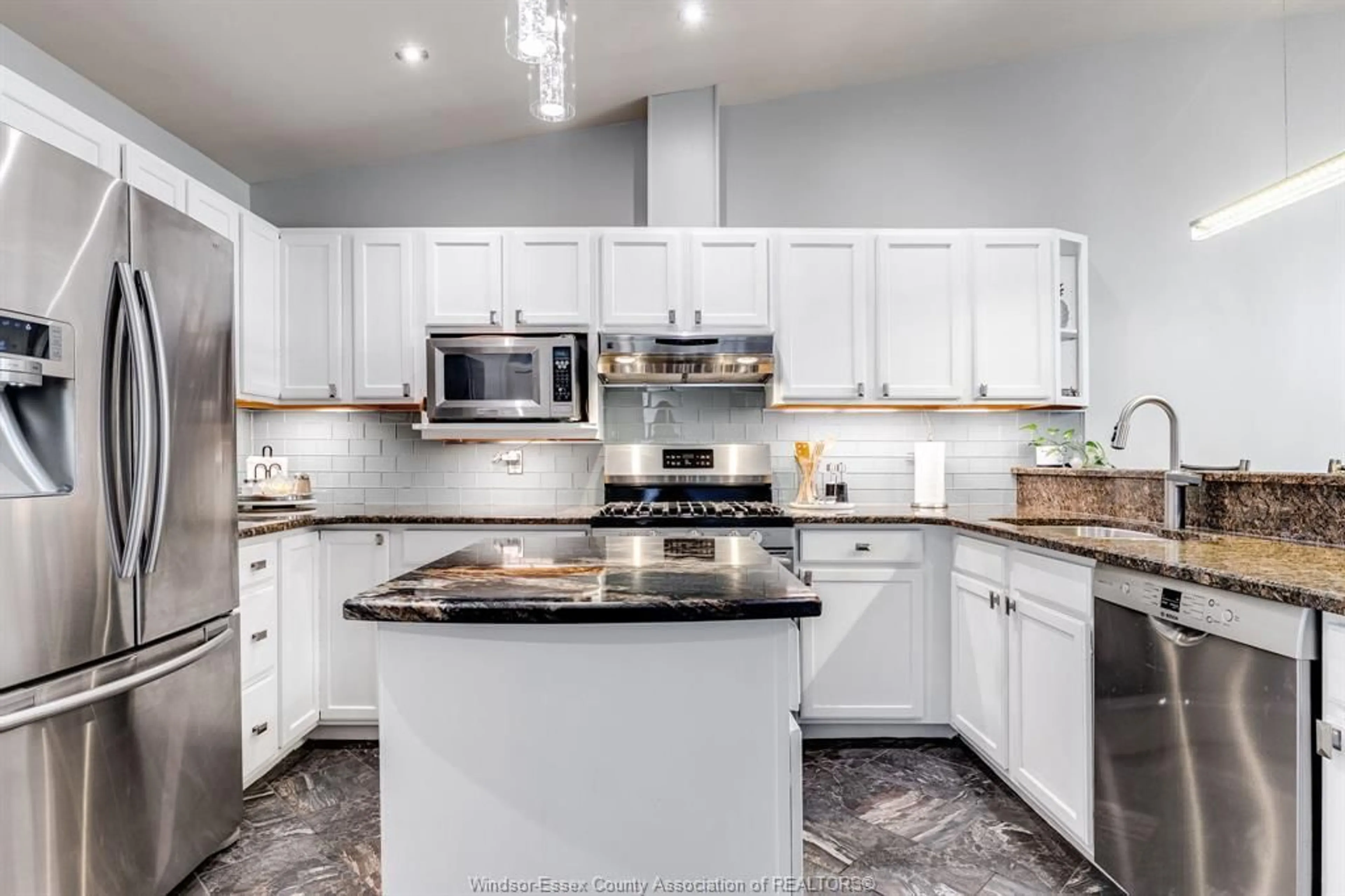 Open concept kitchen, ceramic/tile floor for 73 Theresa Trail, Leamington Ontario N8H 5M8