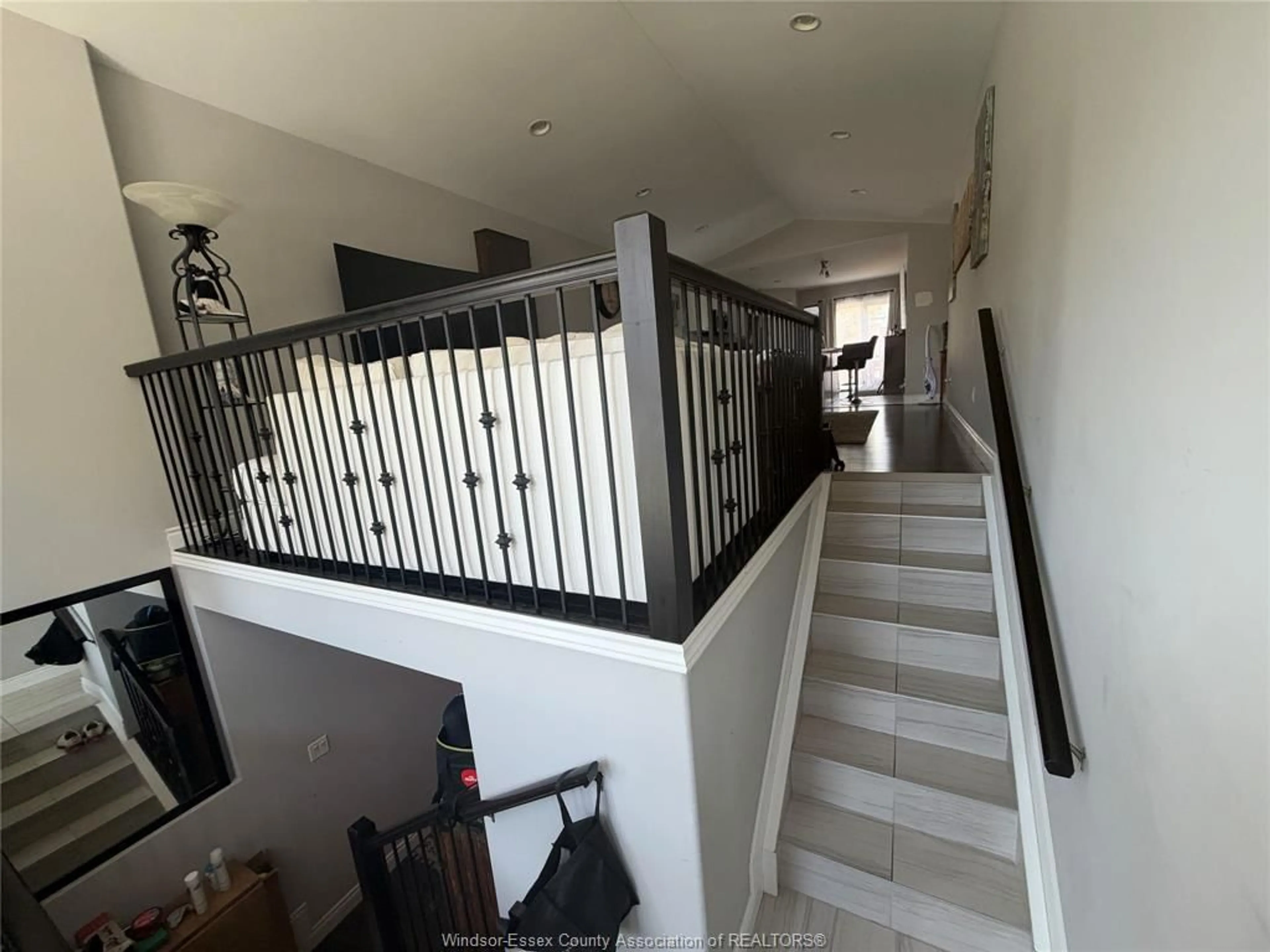 Indoor foyer for 1196 EASTLAWN, Windsor Ontario N8S 3J1