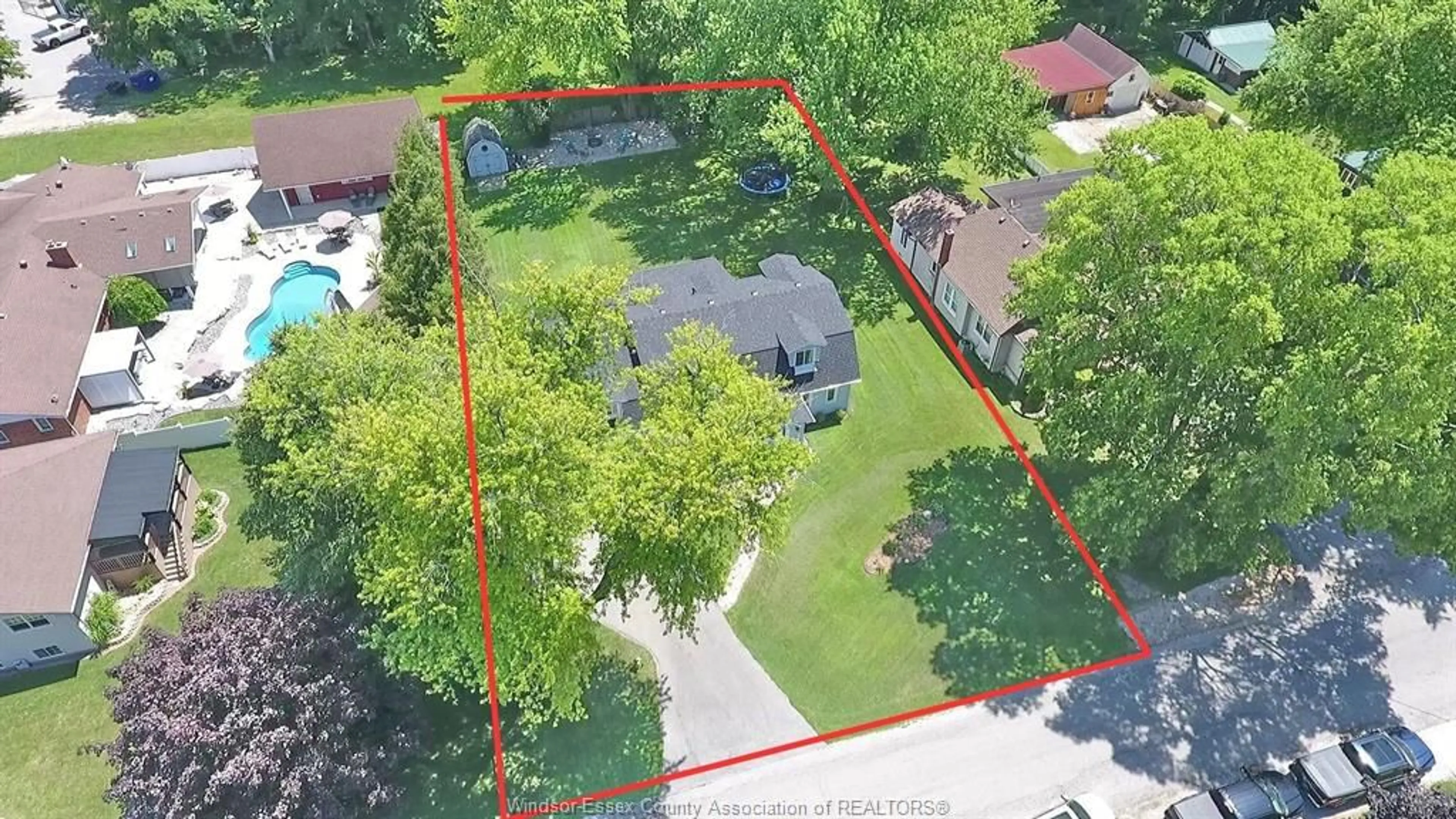 A pic from outside/outdoor area/front of a property/back of a property/a pic from drone, street for 290 CLITHROW St, Harrow Ontario N0R 1G0