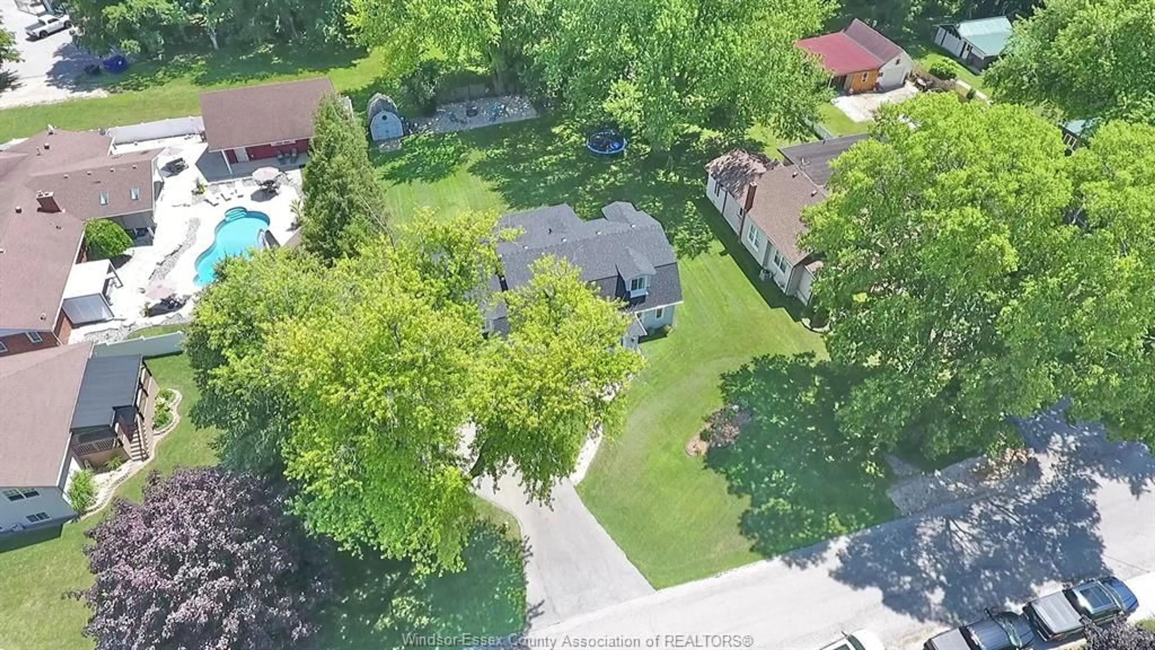 A pic from outside/outdoor area/front of a property/back of a property/a pic from drone, street for 290 CLITHROW St, Harrow Ontario N0R 1G0