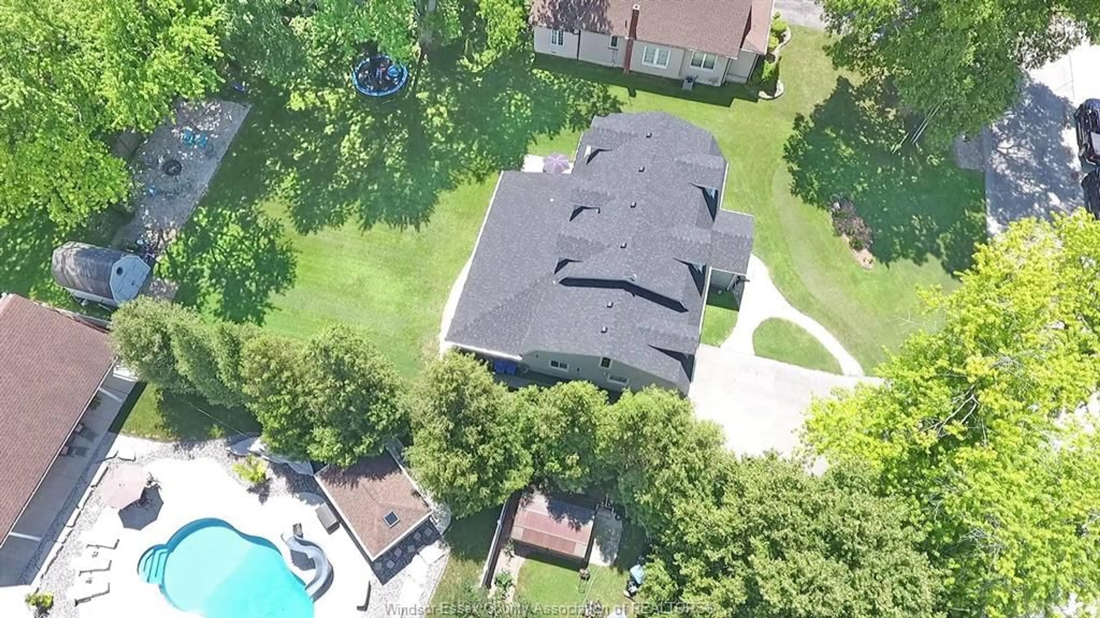 A pic from outside/outdoor area/front of a property/back of a property/a pic from drone, street for 290 CLITHROW St, Harrow Ontario N0R 1G0