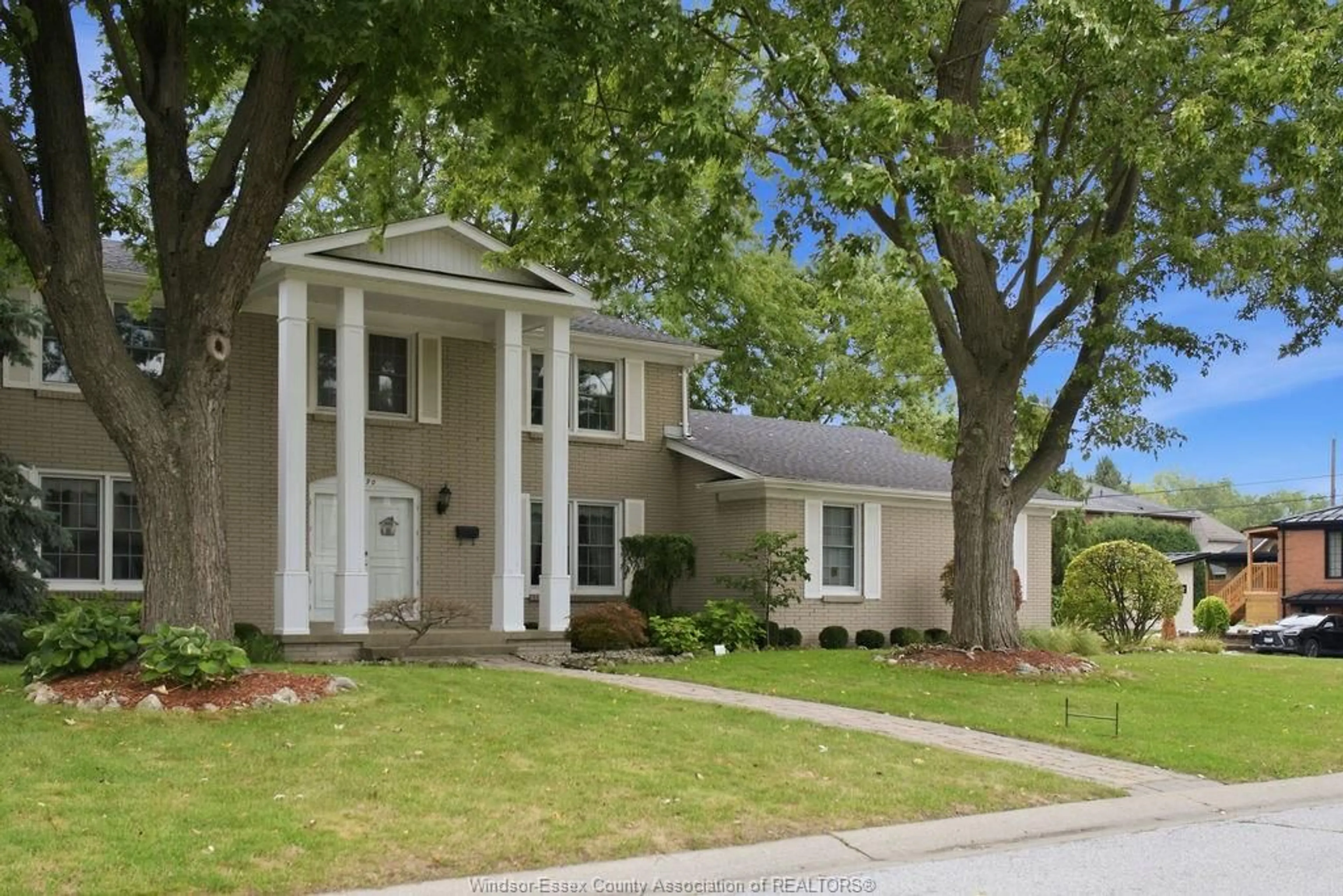 Home with vinyl exterior material, street for 3590 HUNTINGTON Ave, Windsor Ontario N9E 3M8
