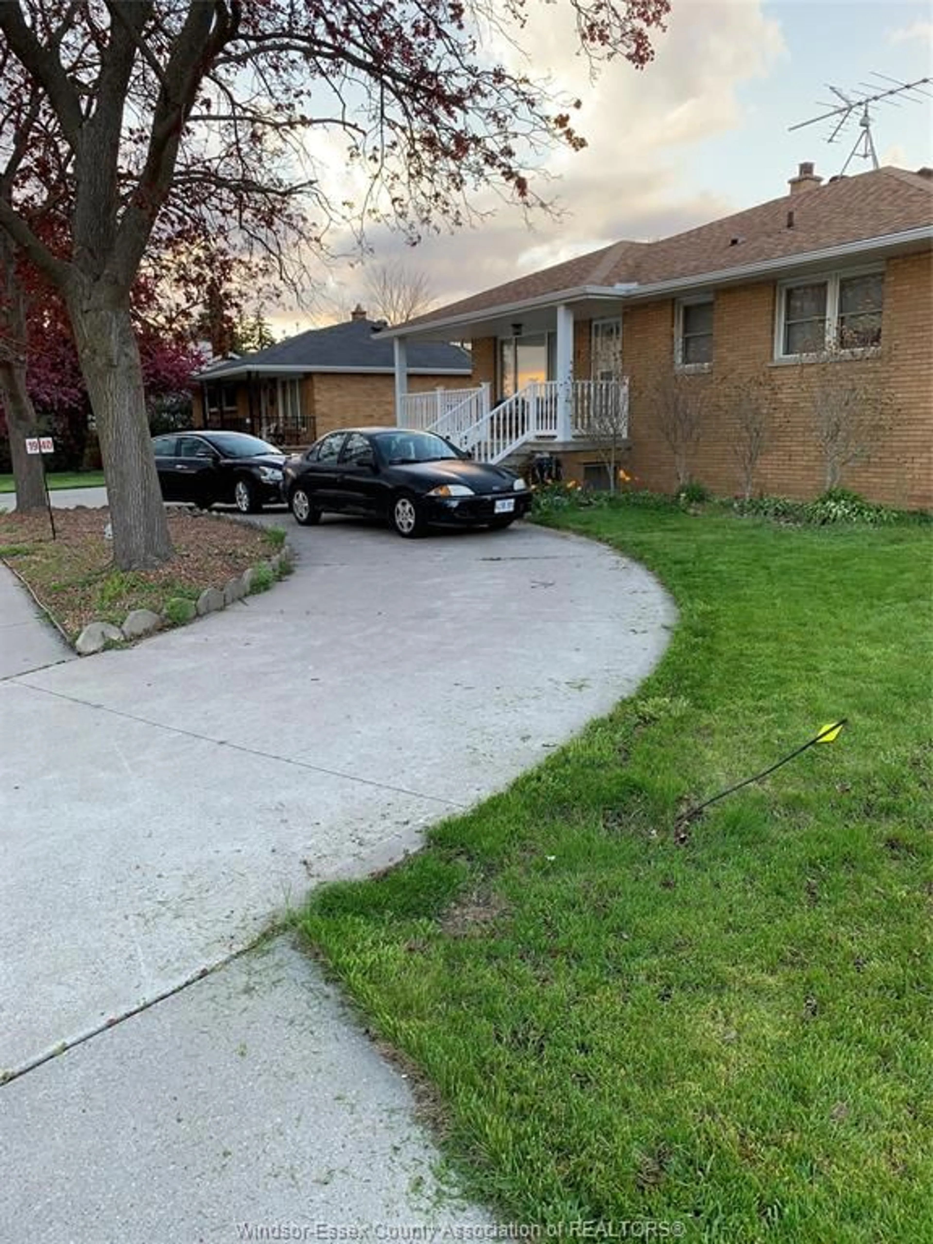 A pic from outside/outdoor area/front of a property/back of a property/a pic from drone, street for 1940 DOMINION, Windsor Ontario N9B 3H9