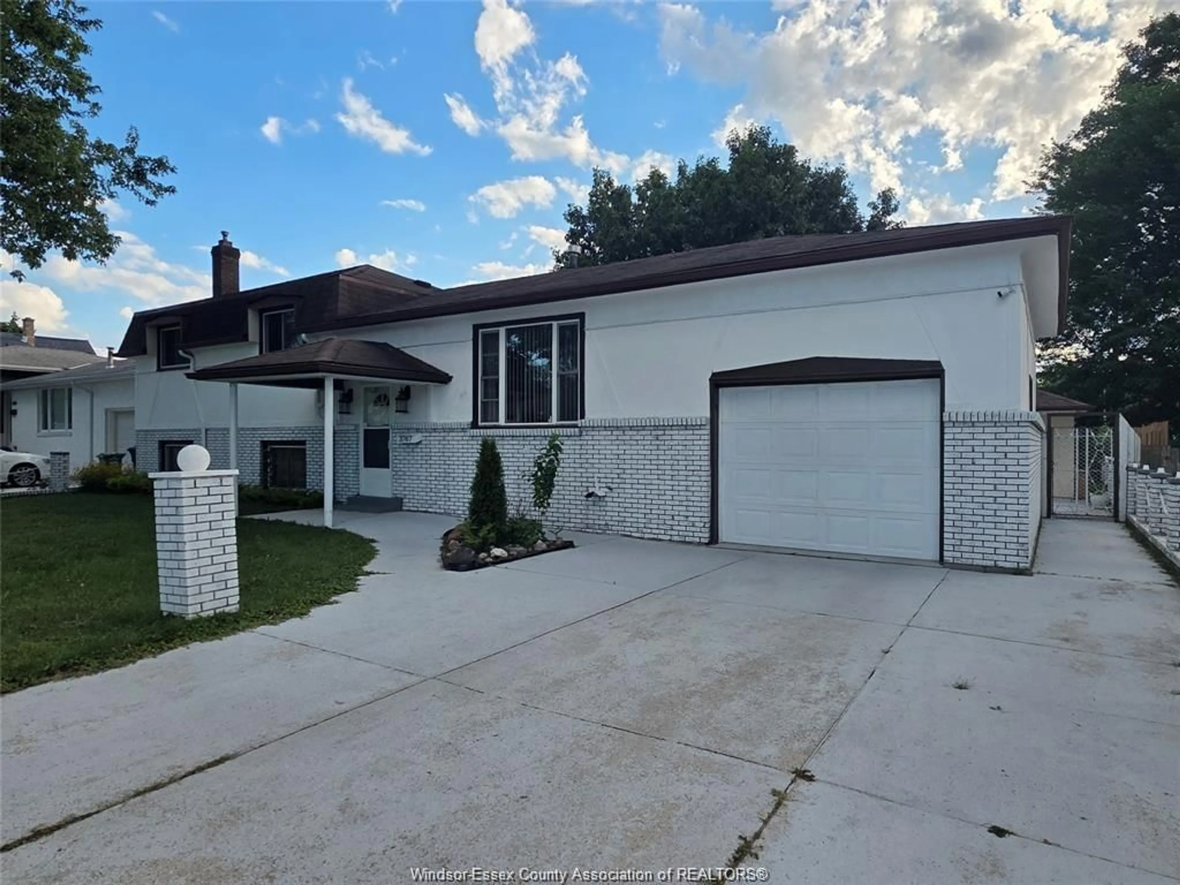 Home with vinyl exterior material, street for 3767 TURNER, Windsor Ontario N8W 3N2
