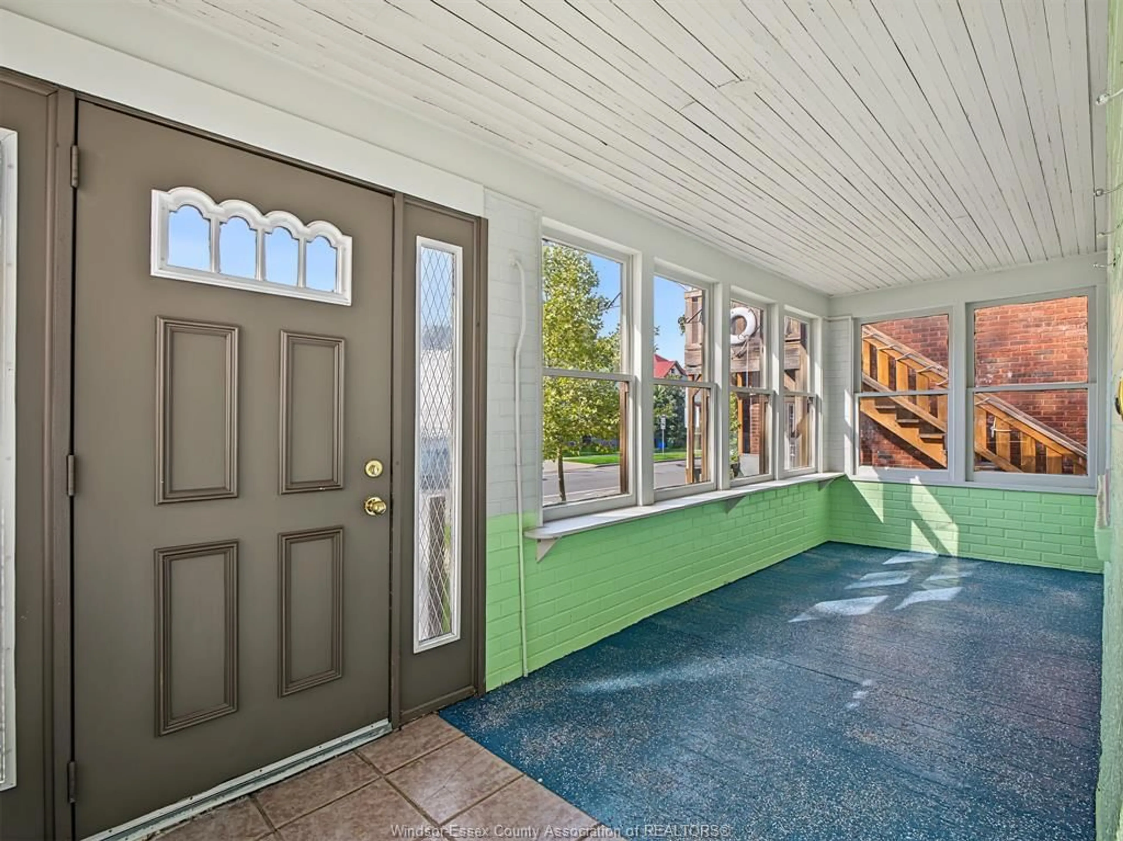Indoor entryway for 434 GLADSTONE Ave, Windsor Ontario N9A 2P9