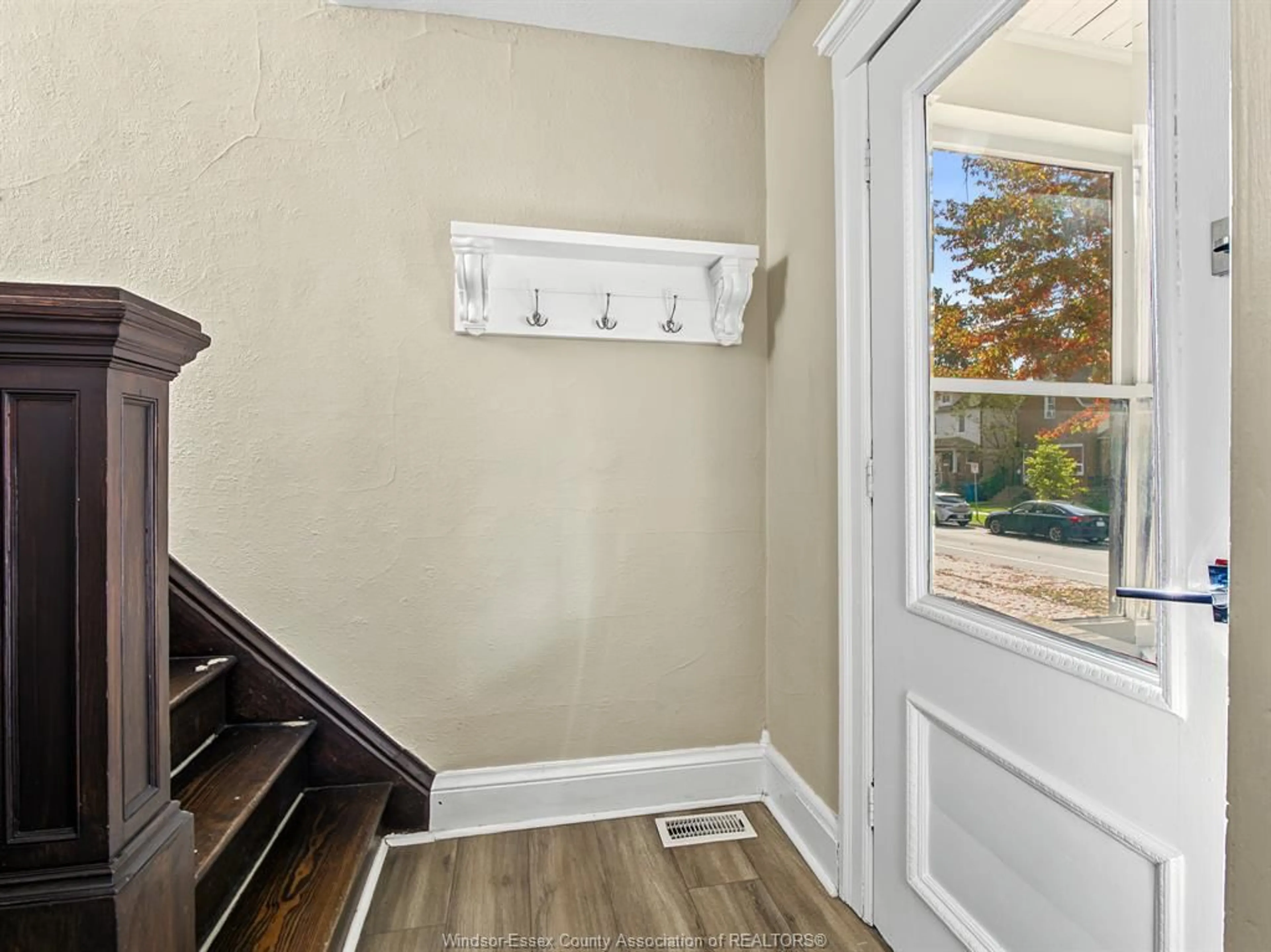 Indoor entryway for 434 GLADSTONE Ave, Windsor Ontario N9A 2P9