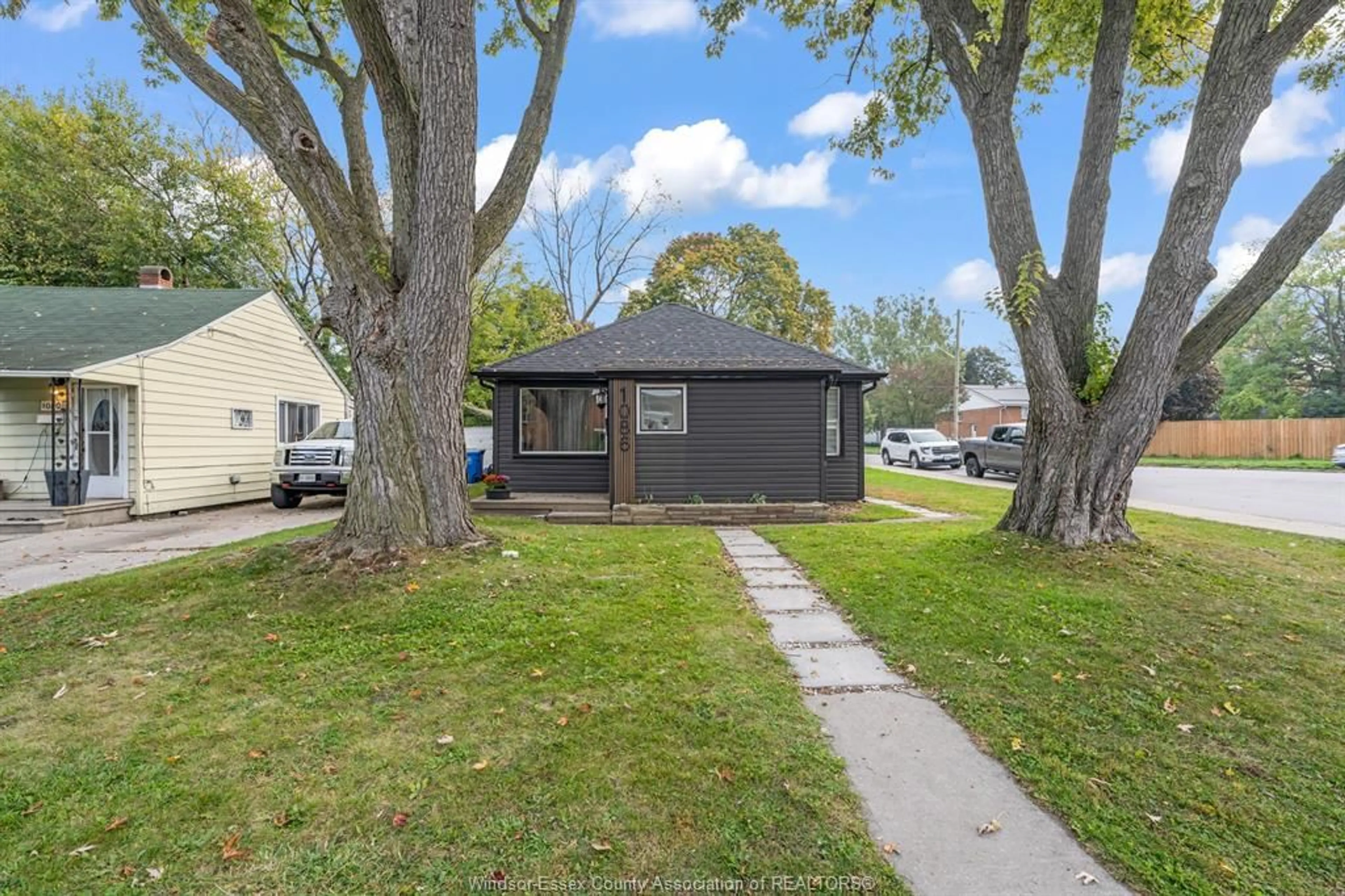 A pic from outside/outdoor area/front of a property/back of a property/a pic from drone, street for 1086 BROCK St, Windsor Ontario N9C 2V2
