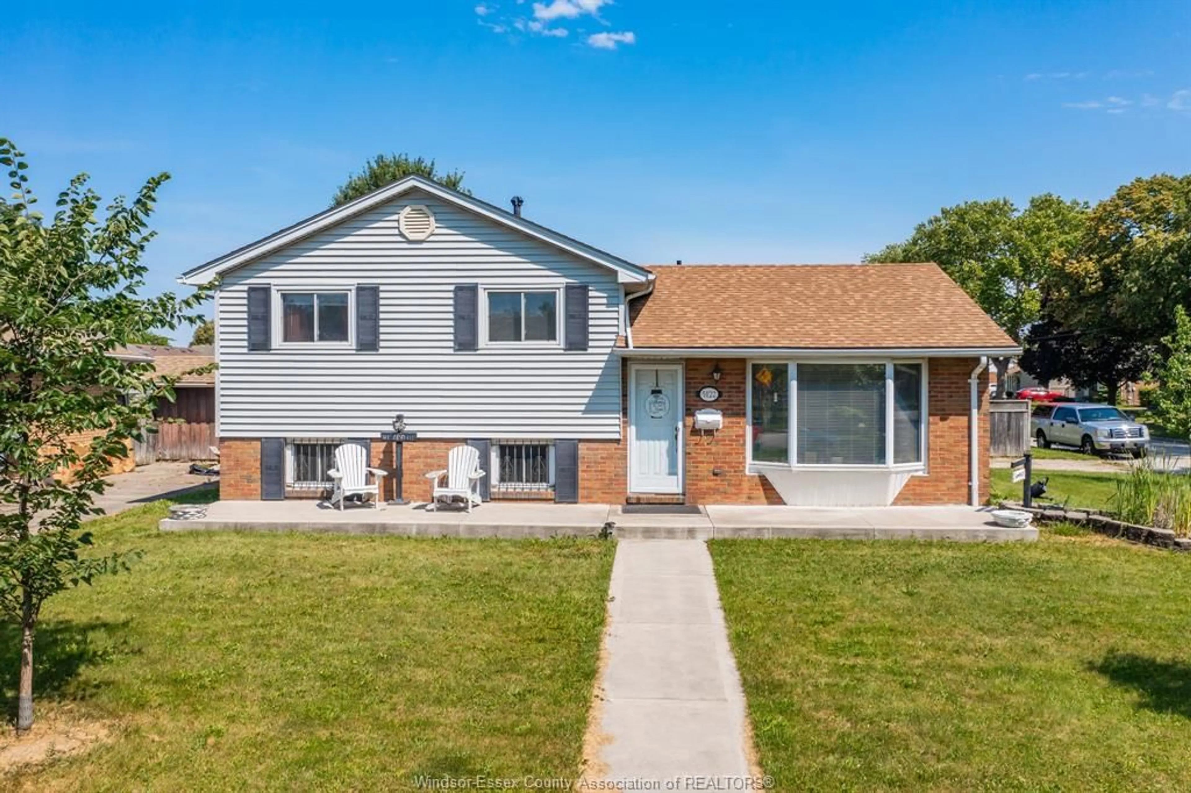Home with vinyl exterior material, street for 5122 COLBOURNE Dr, Windsor Ontario N8T 1T8