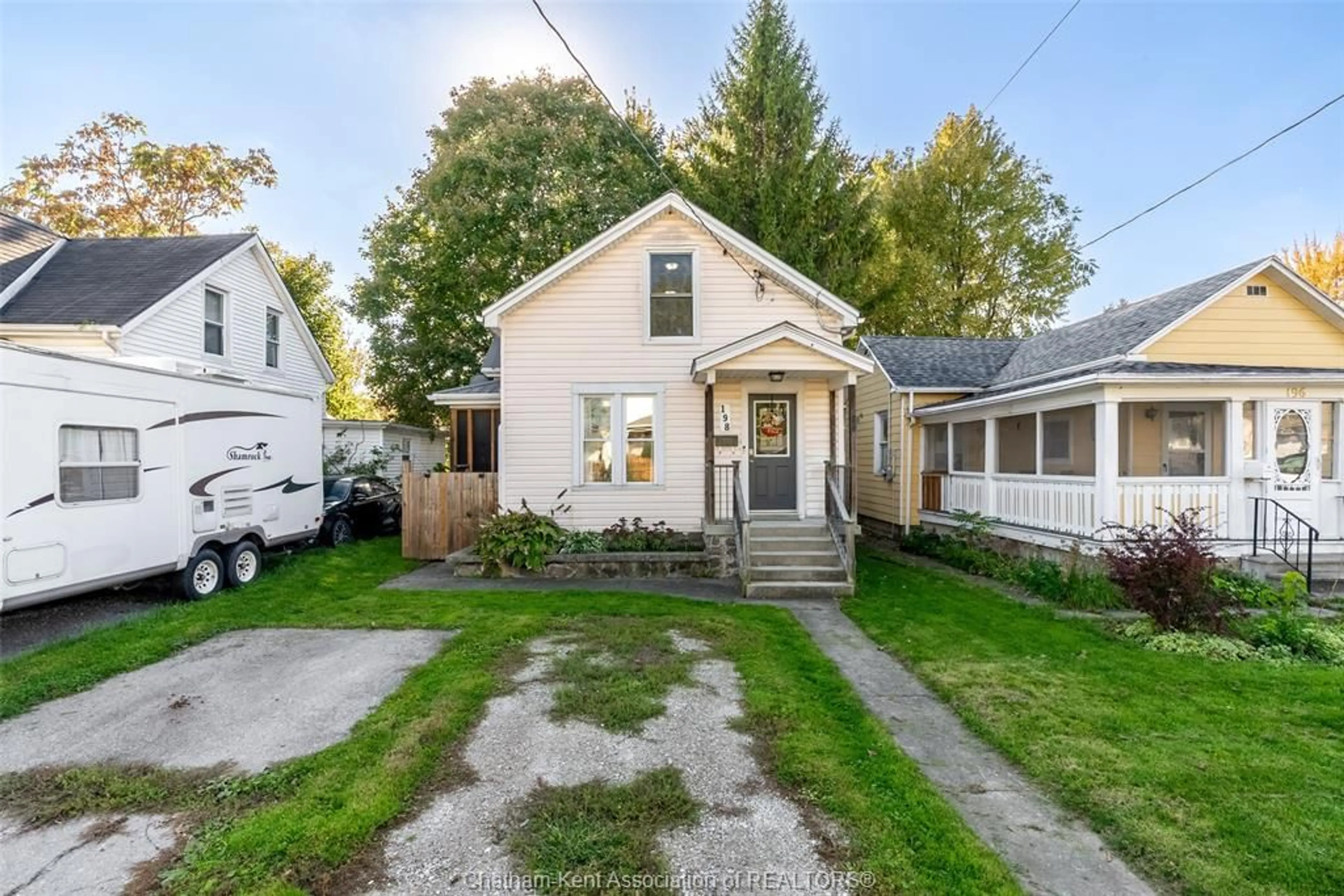 A pic from outside/outdoor area/front of a property/back of a property/a pic from drone, street for 198 Raleigh St, Chatham Ontario N7M 2N7