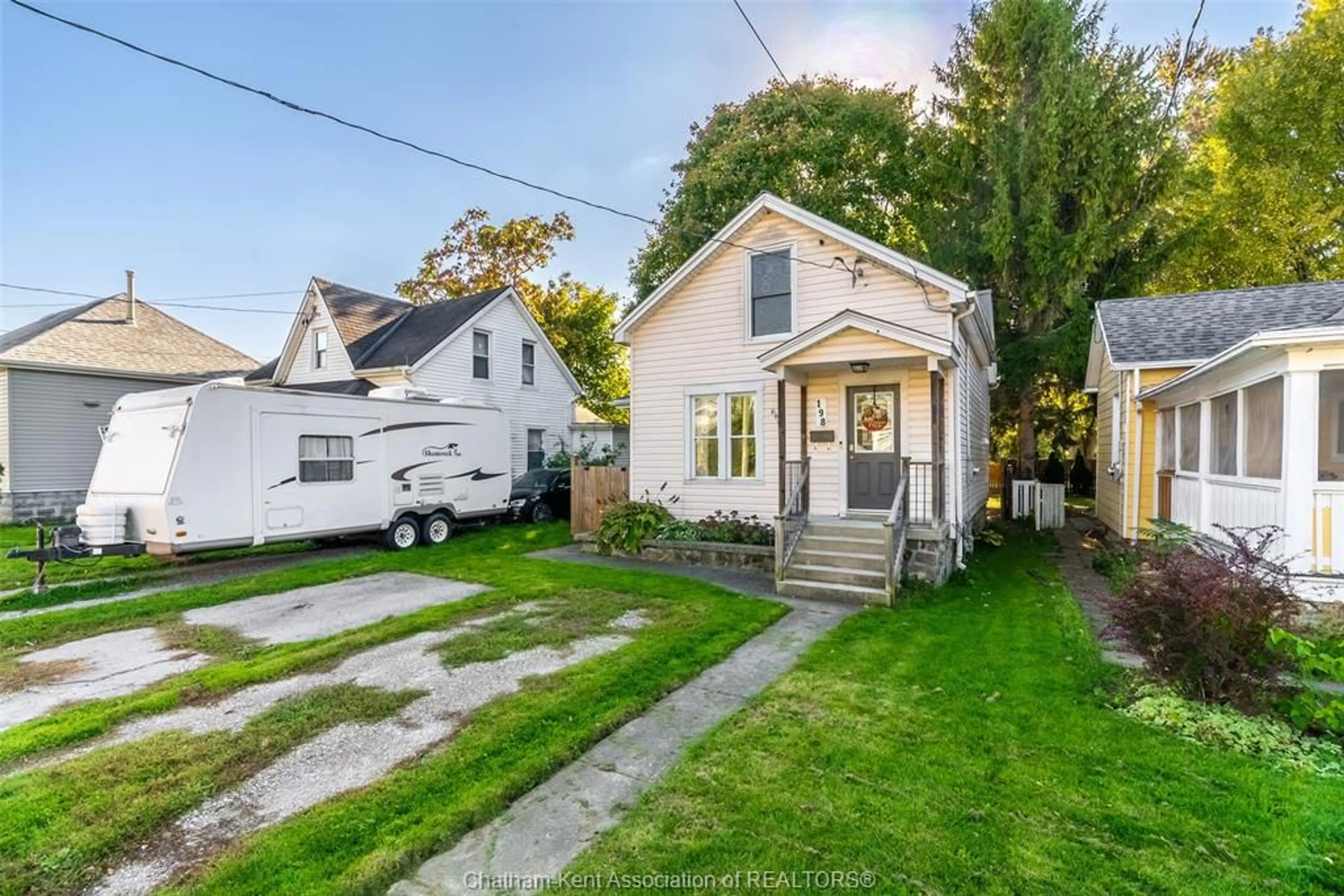 A pic from outside/outdoor area/front of a property/back of a property/a pic from drone, street for 198 Raleigh St, Chatham Ontario N7M 2N7