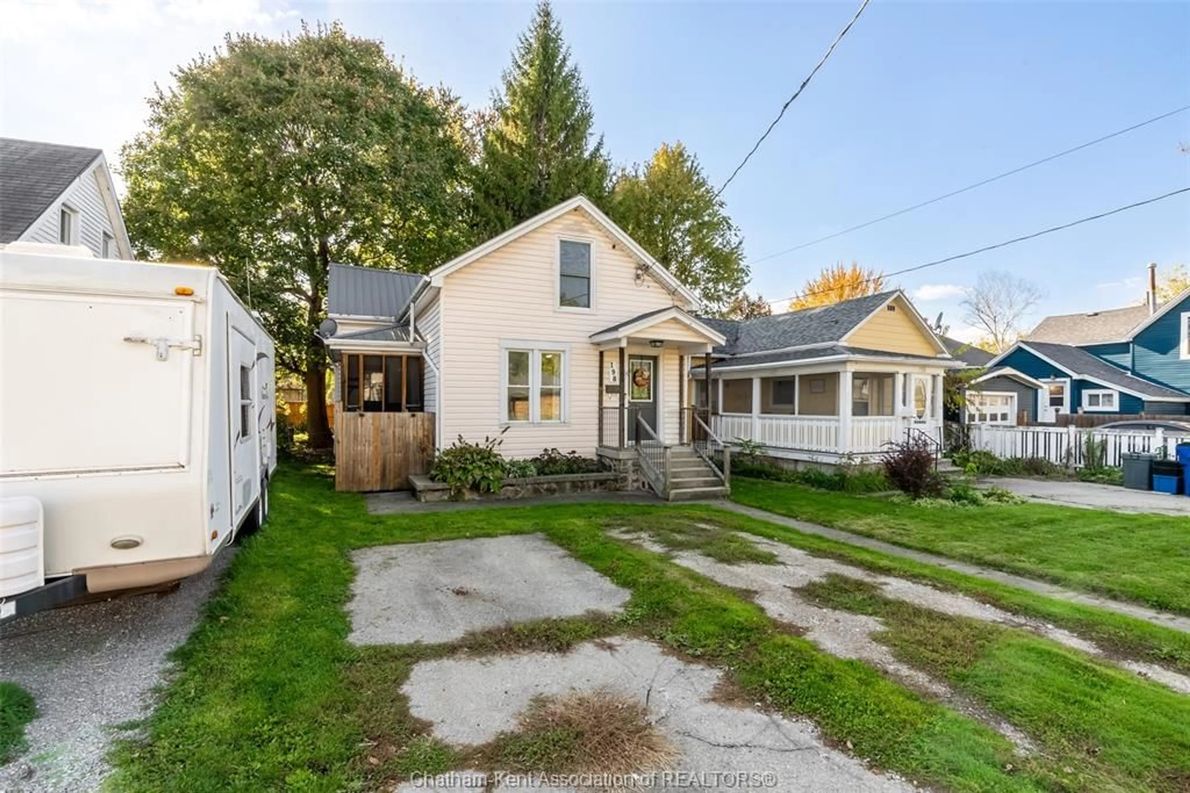 A pic from outside/outdoor area/front of a property/back of a property/a pic from drone, street for 198 Raleigh St, Chatham Ontario N7M 2N7