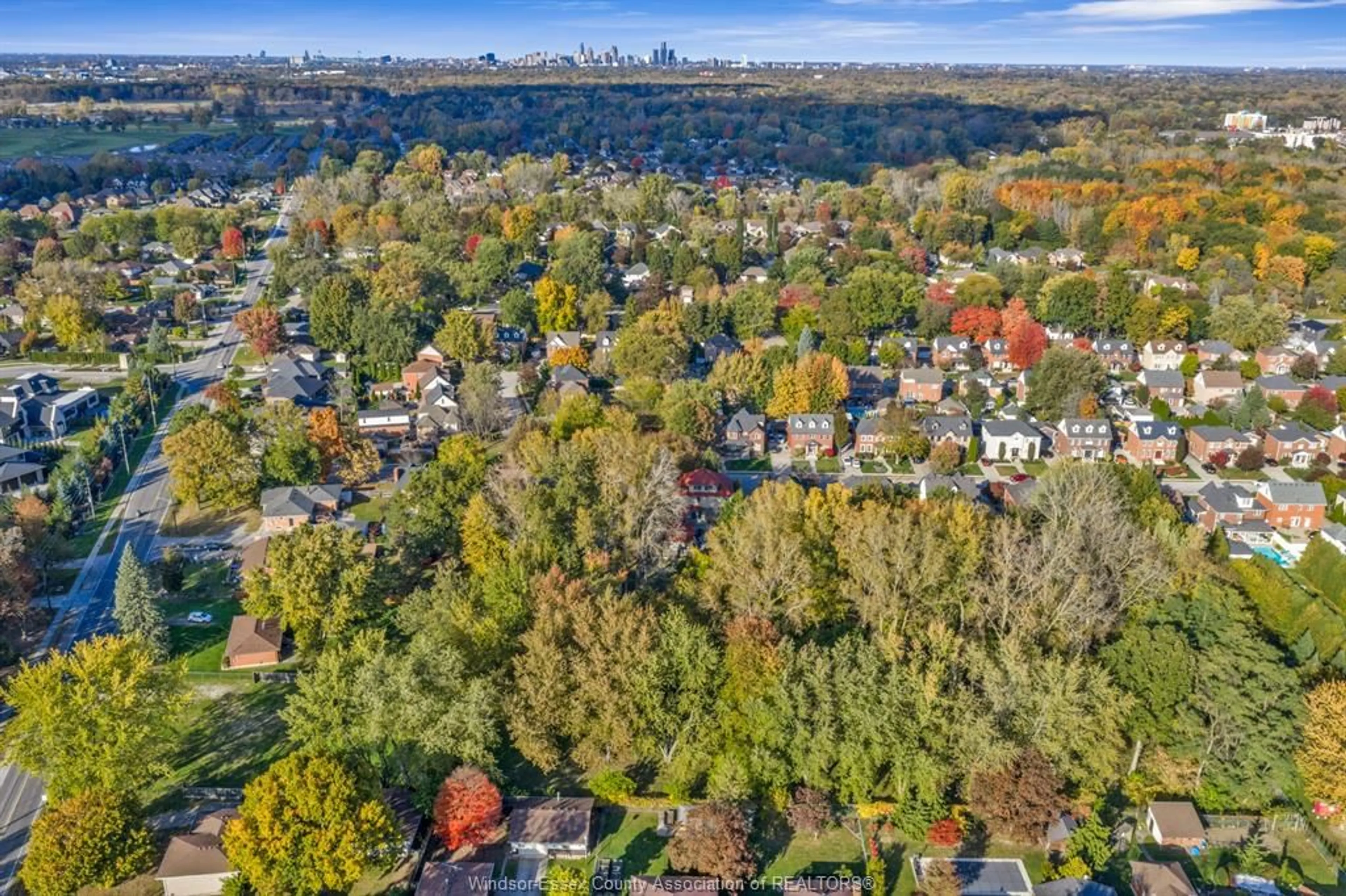 A pic from outside/outdoor area/front of a property/back of a property/a pic from drone, unknown for 6473 MATCHETTE Rd, LaSalle Ontario N9J 2J8