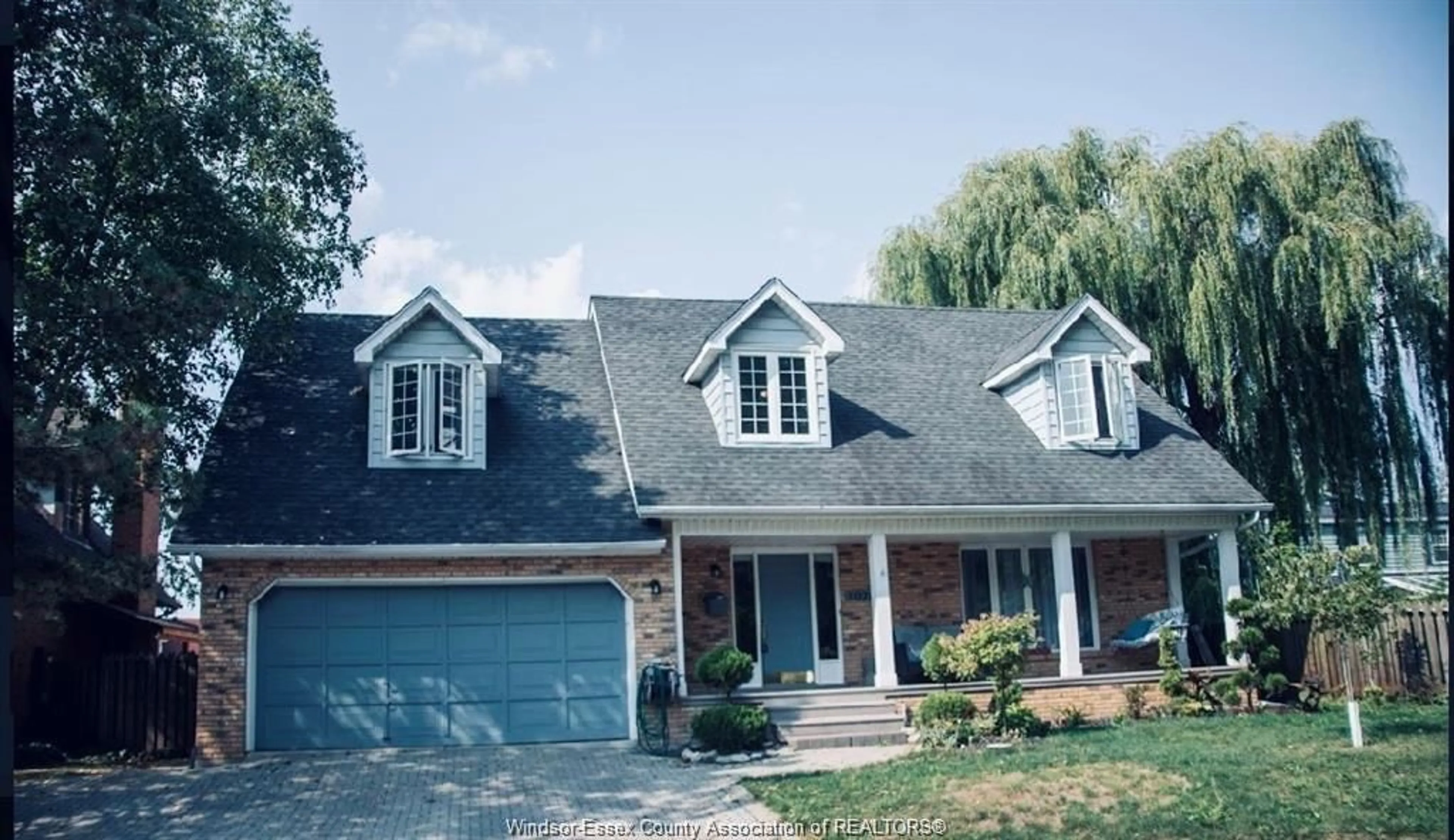 Home with vinyl exterior material, street for 1020 CRESTWOOD Crt, Windsor Ontario N9E 4K2