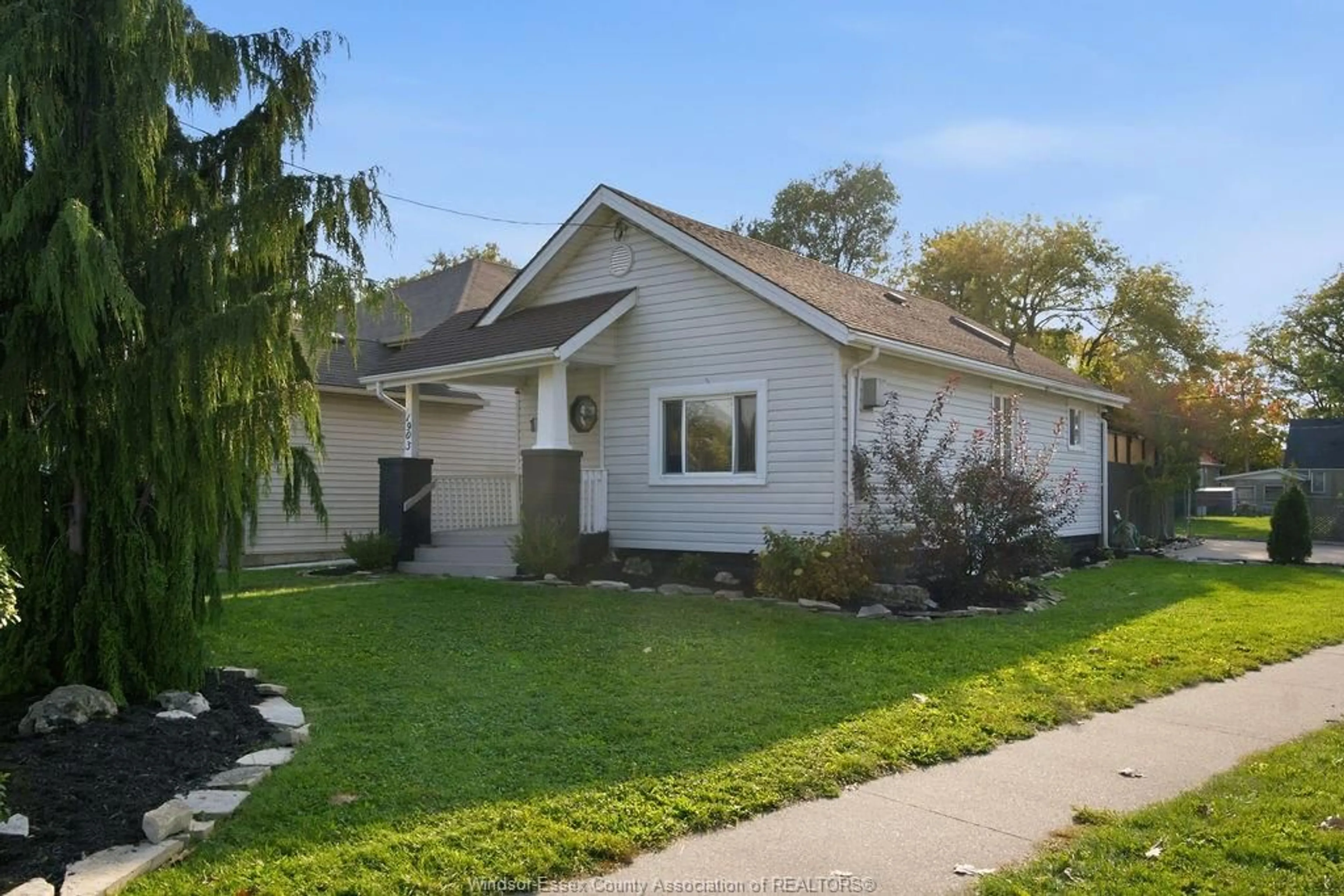 Home with vinyl exterior material, street for 1903 BUCKINGHAM Dr, Windsor Ontario N8T 2A9