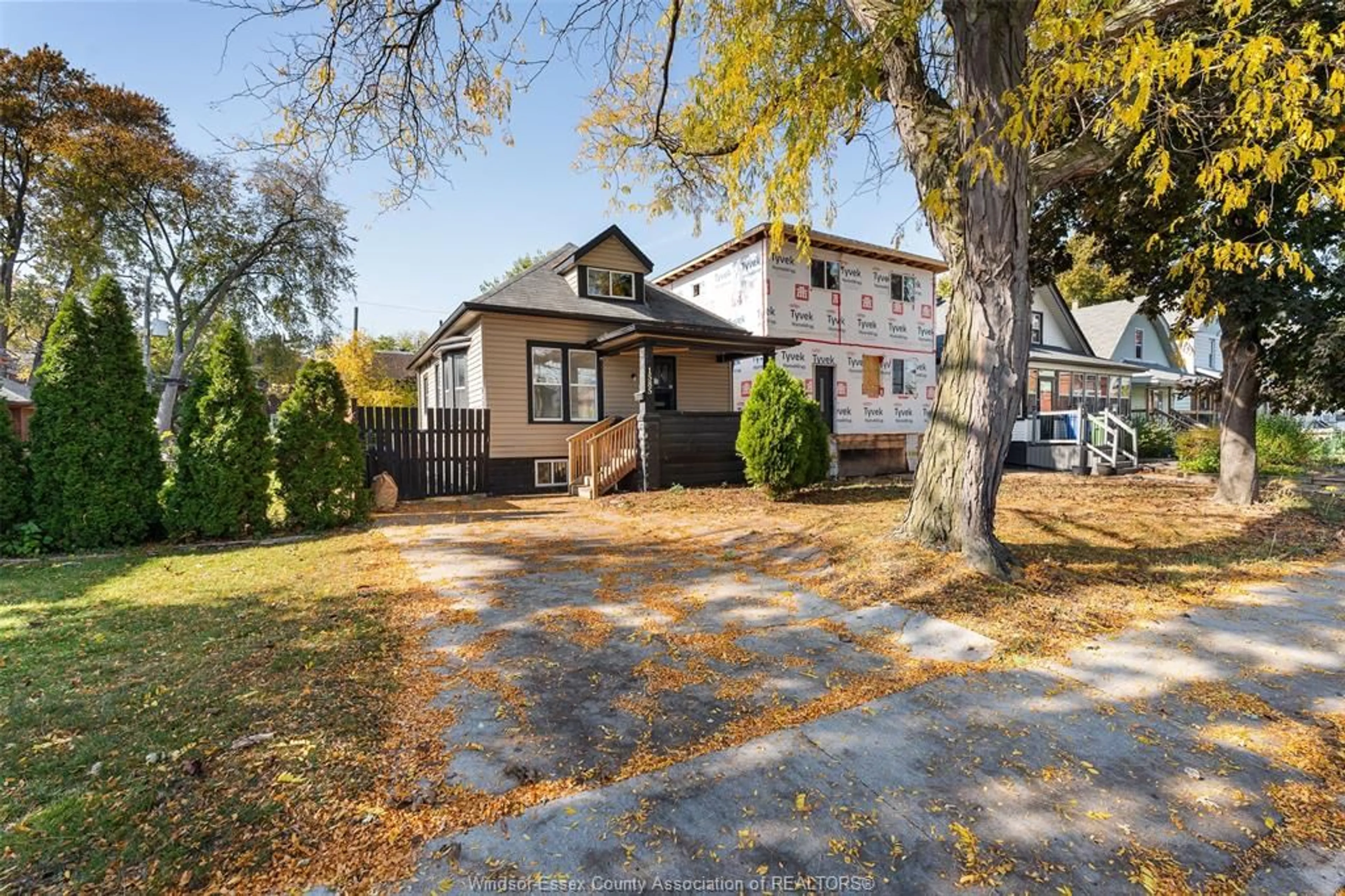 Patio, street for 1585 PELISSIER, Windsor Ontario N8X 1M9