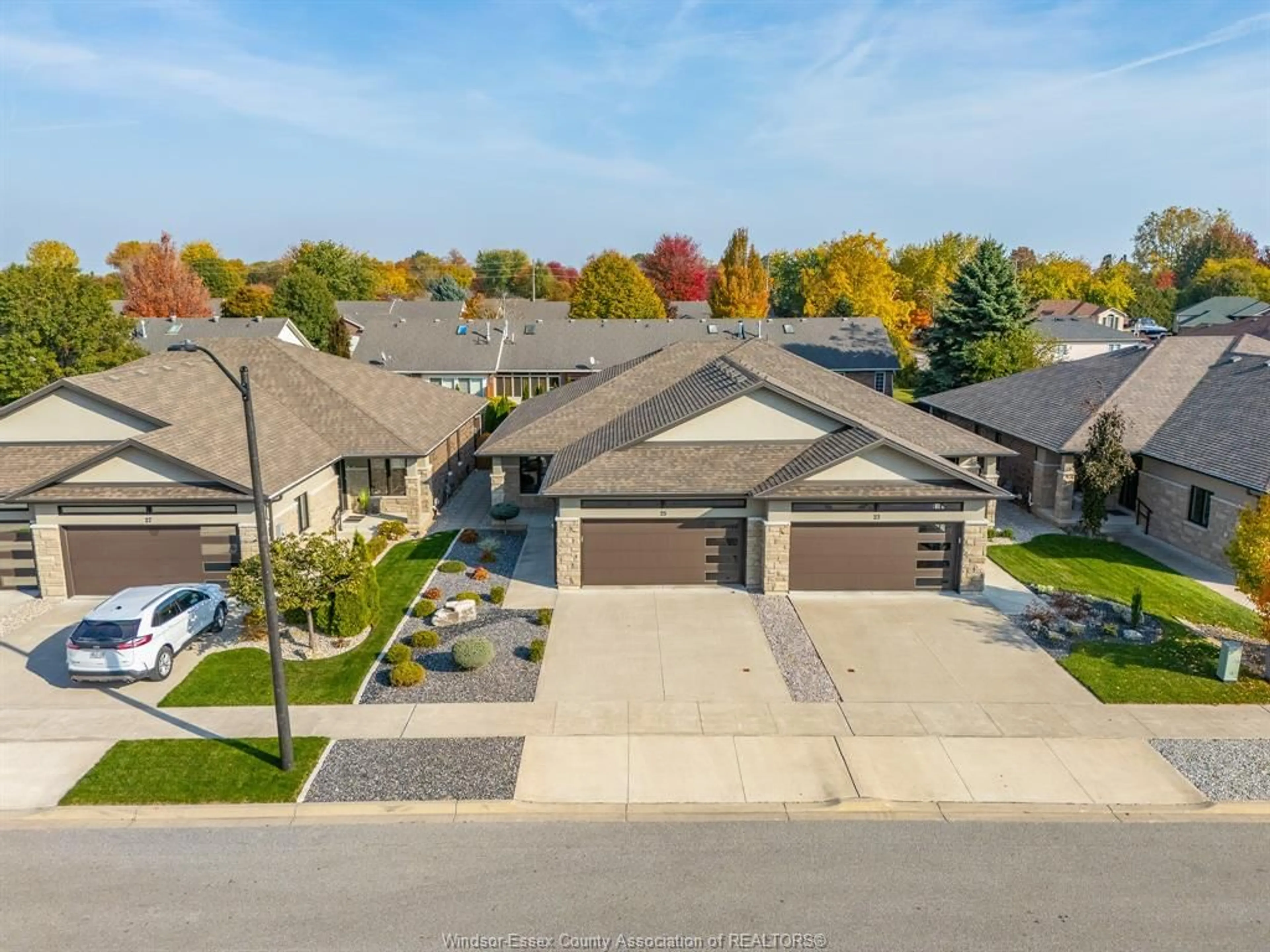 A pic from outside/outdoor area/front of a property/back of a property/a pic from drone, street for 25 Holly St, Kingsville Ontario N9Y 3S2