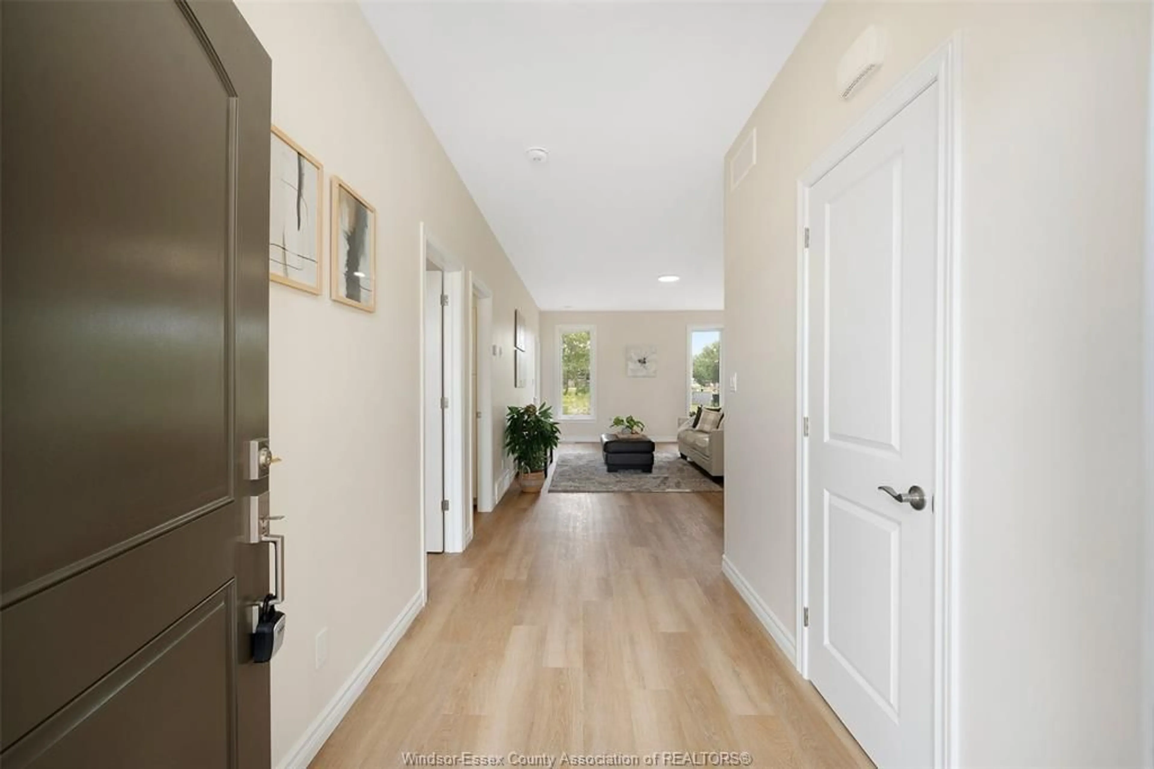 Indoor entryway for 101 WESTLAWN Dr, Essex Ontario N8M 1J1