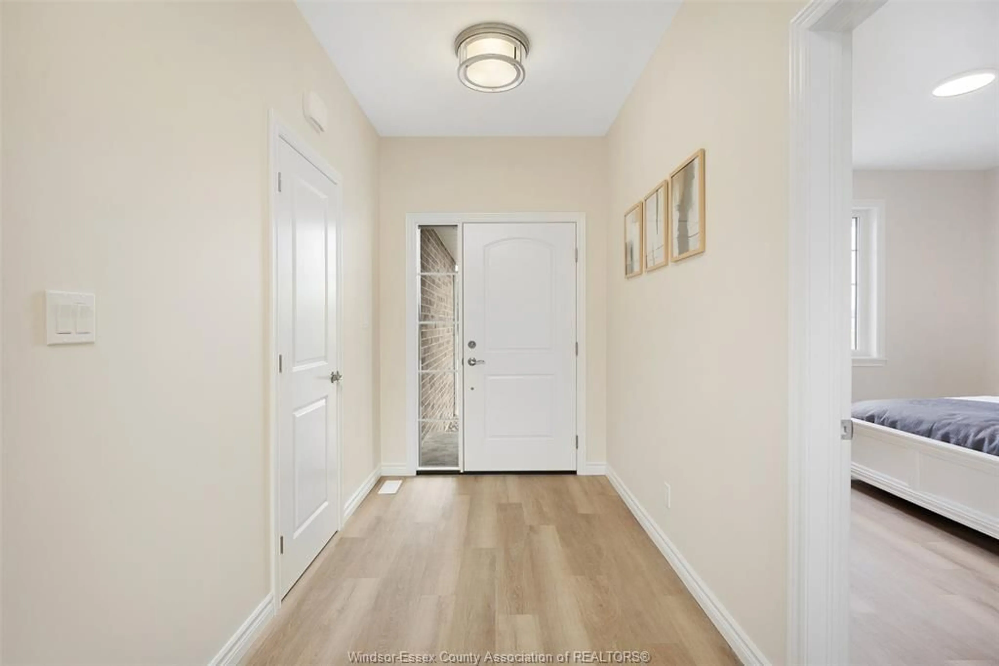 Indoor entryway for 101 WESTLAWN Dr, Essex Ontario N8M 1J1