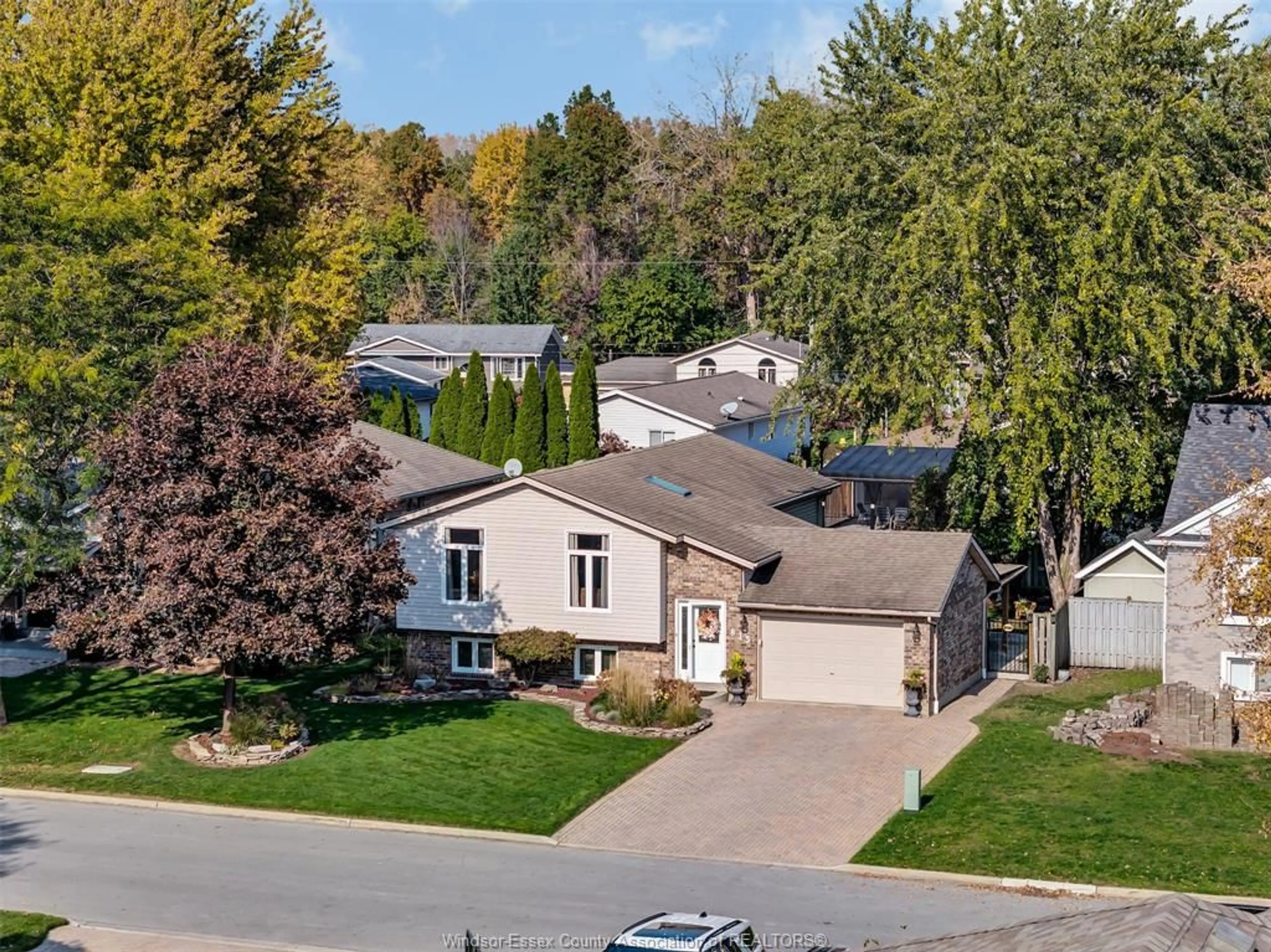 A pic from outside/outdoor area/front of a property/back of a property/a pic from drone, street for 815 SUPERIOR, LaSalle Ontario N9J 3E6