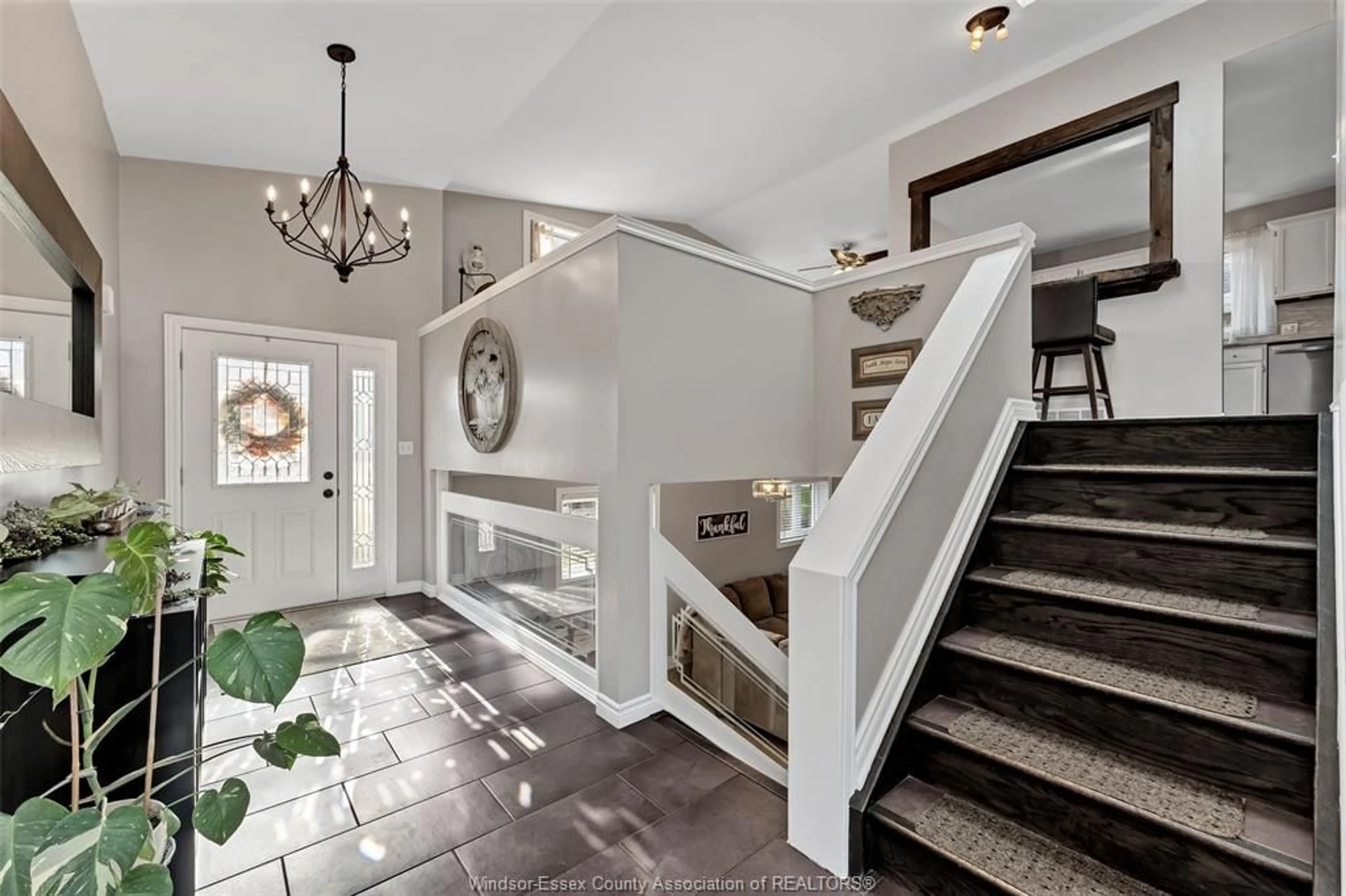 Indoor entryway for 815 SUPERIOR, LaSalle Ontario N9J 3E6