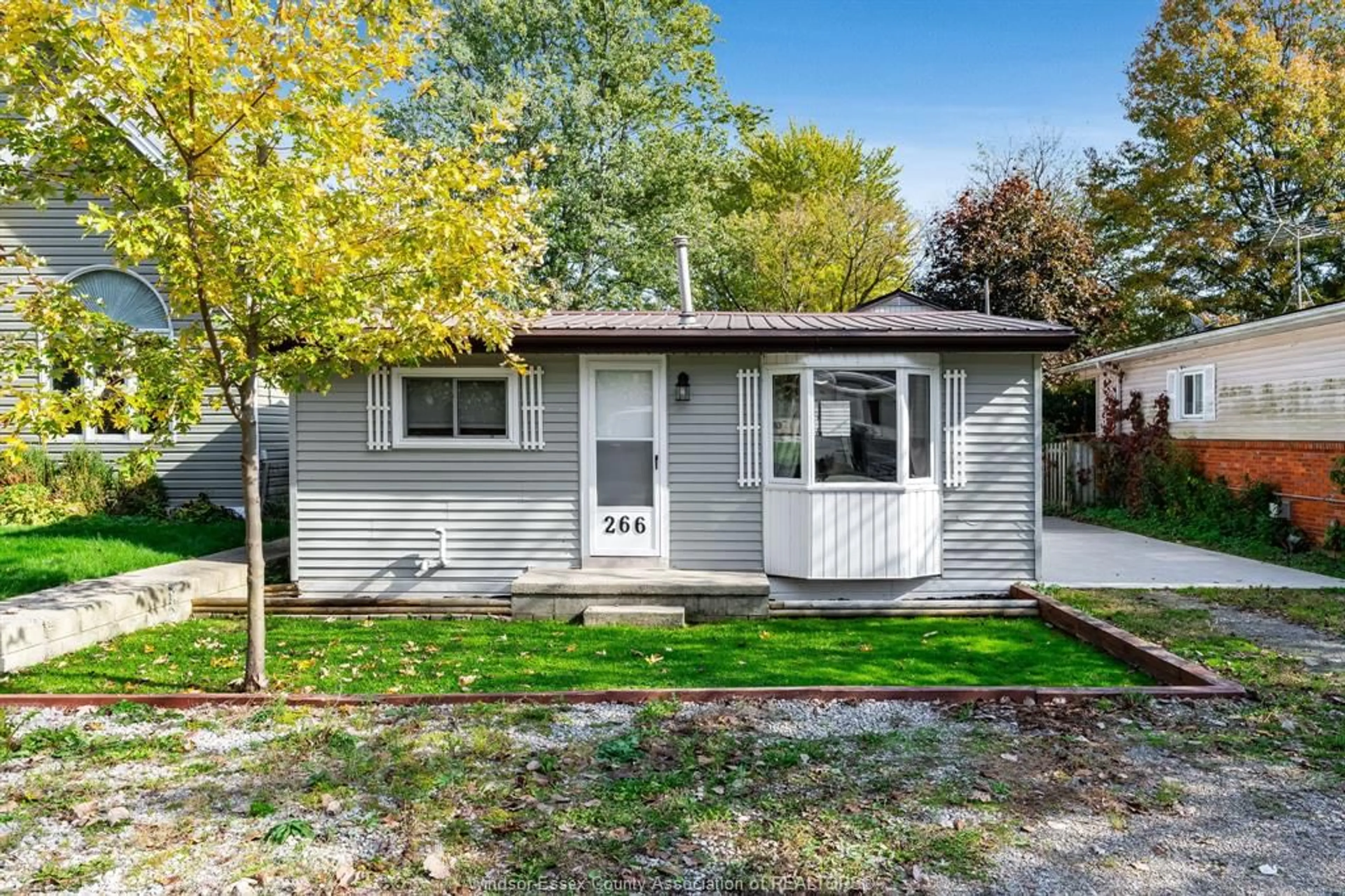 Home with vinyl exterior material, street for 266 Ford Rd, Kingsville Ontario N9Y 3X2
