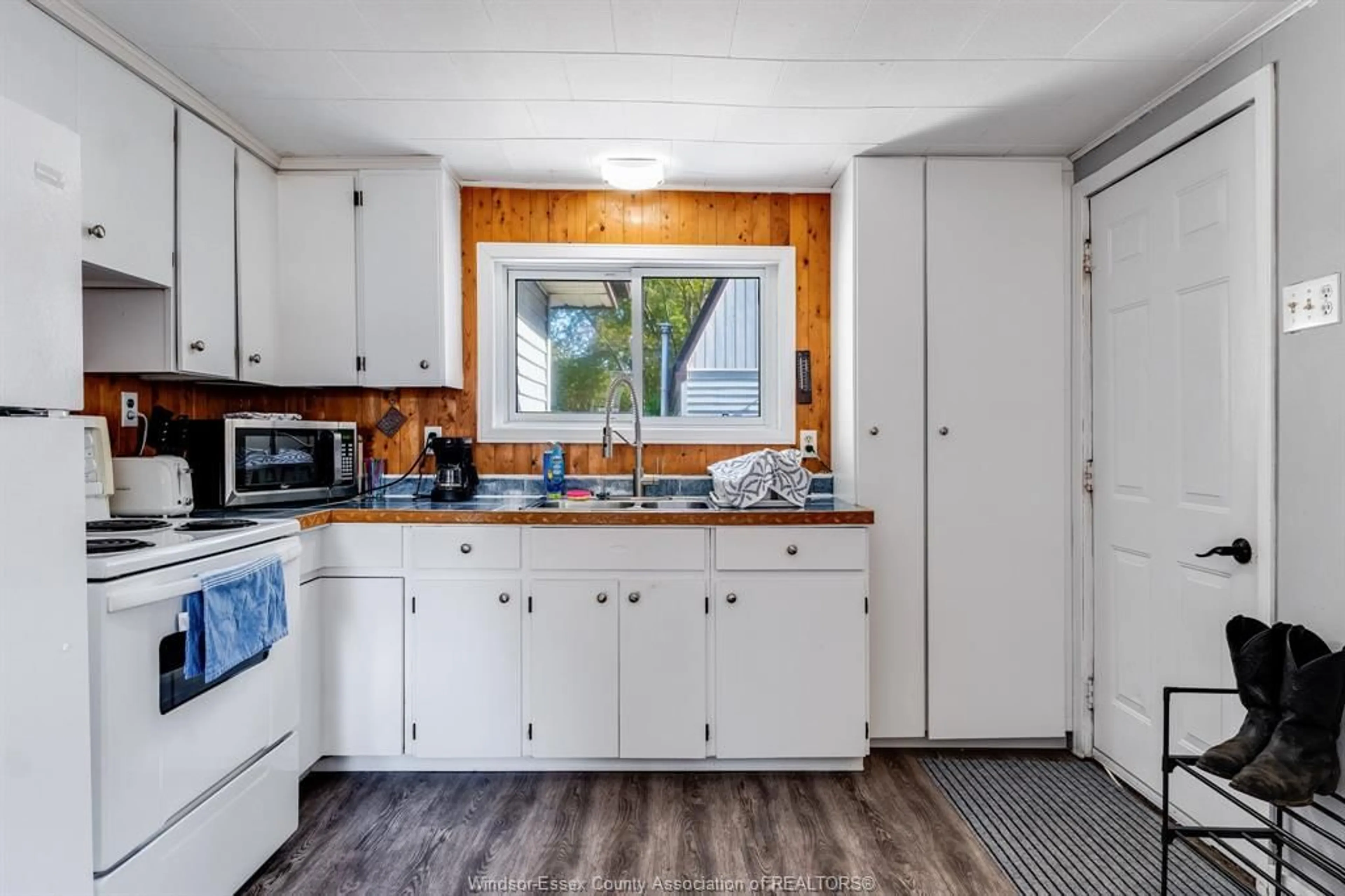Standard kitchen, unknown for 266 Ford Rd, Kingsville Ontario N9Y 3X2