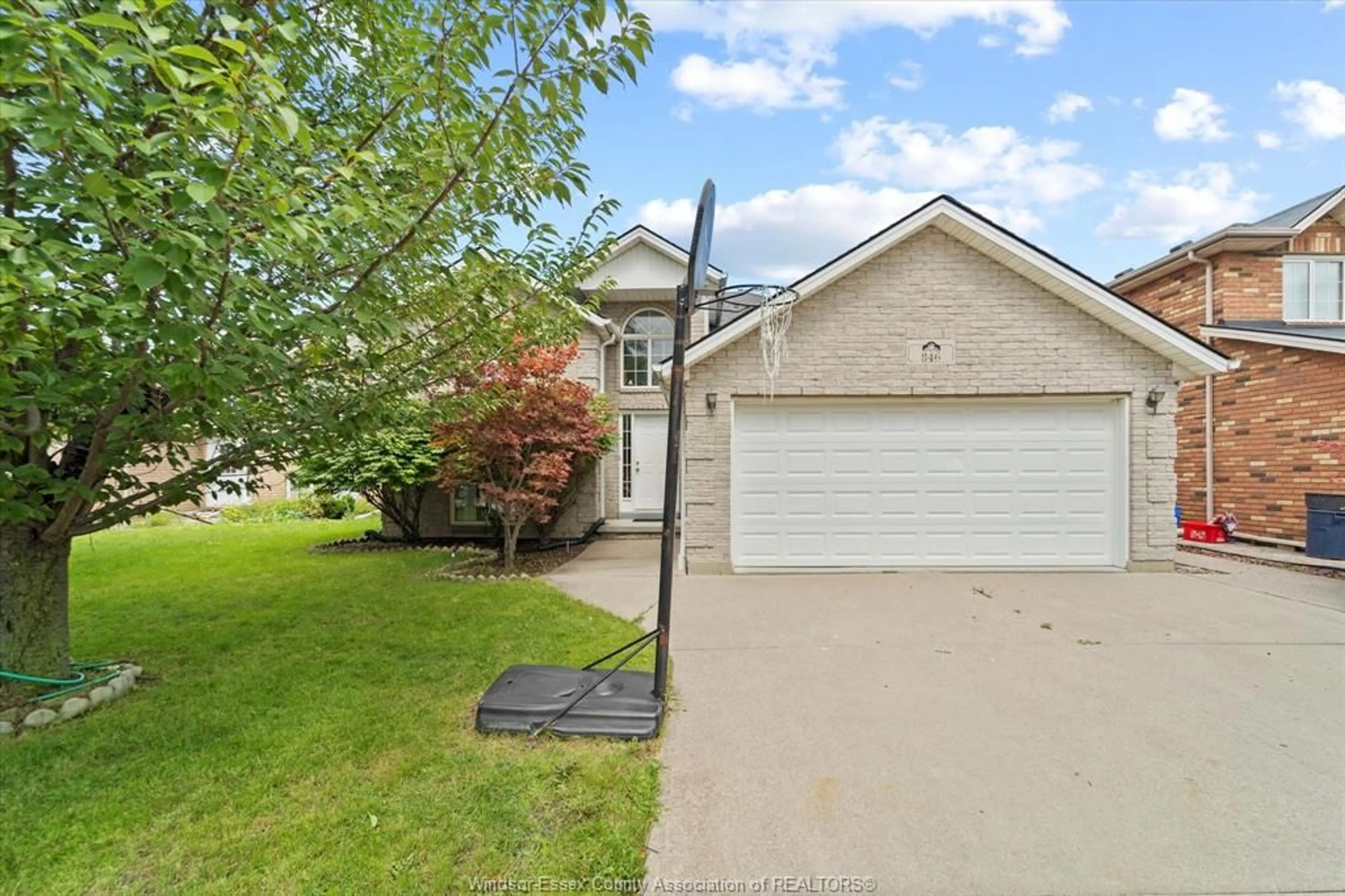 A pic from outside/outdoor area/front of a property/back of a property/a pic from drone, street for 846 MARCUZ Crt, Windsor Ontario N9G 2T3