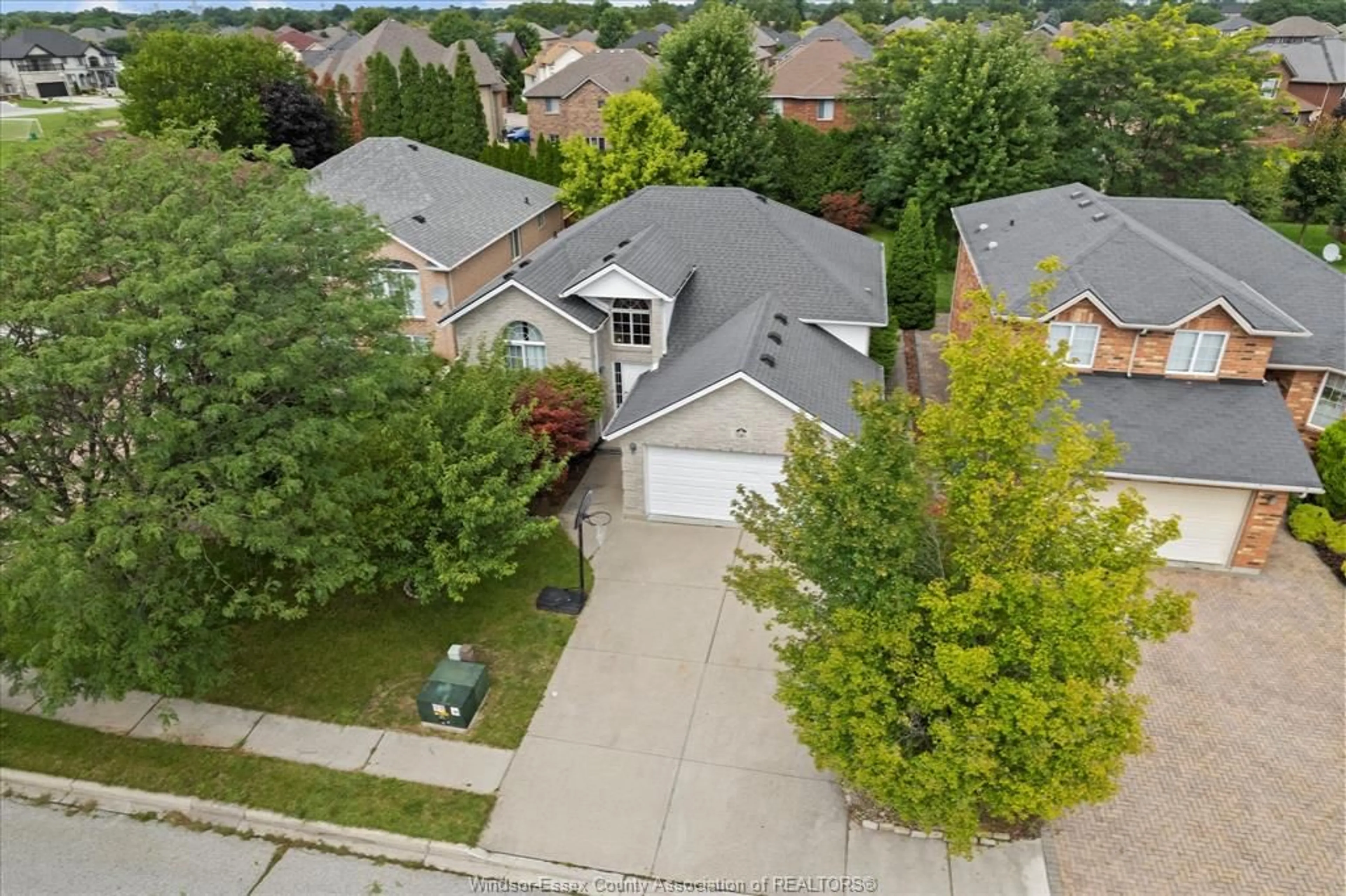 A pic from outside/outdoor area/front of a property/back of a property/a pic from drone, street for 846 MARCUZ Crt, Windsor Ontario N9G 2T3