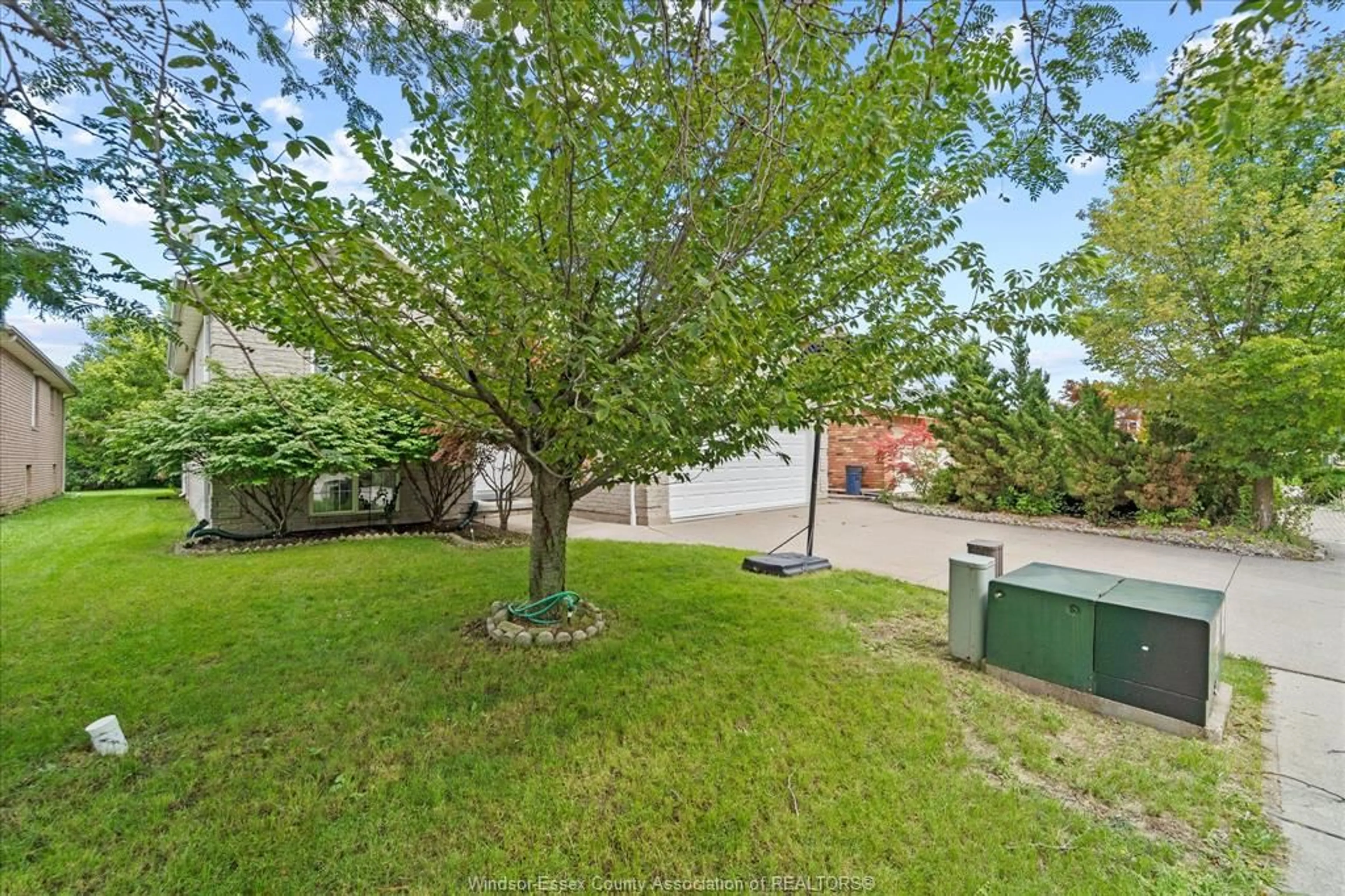 A pic from outside/outdoor area/front of a property/back of a property/a pic from drone, street for 846 MARCUZ Crt, Windsor Ontario N9G 2T3