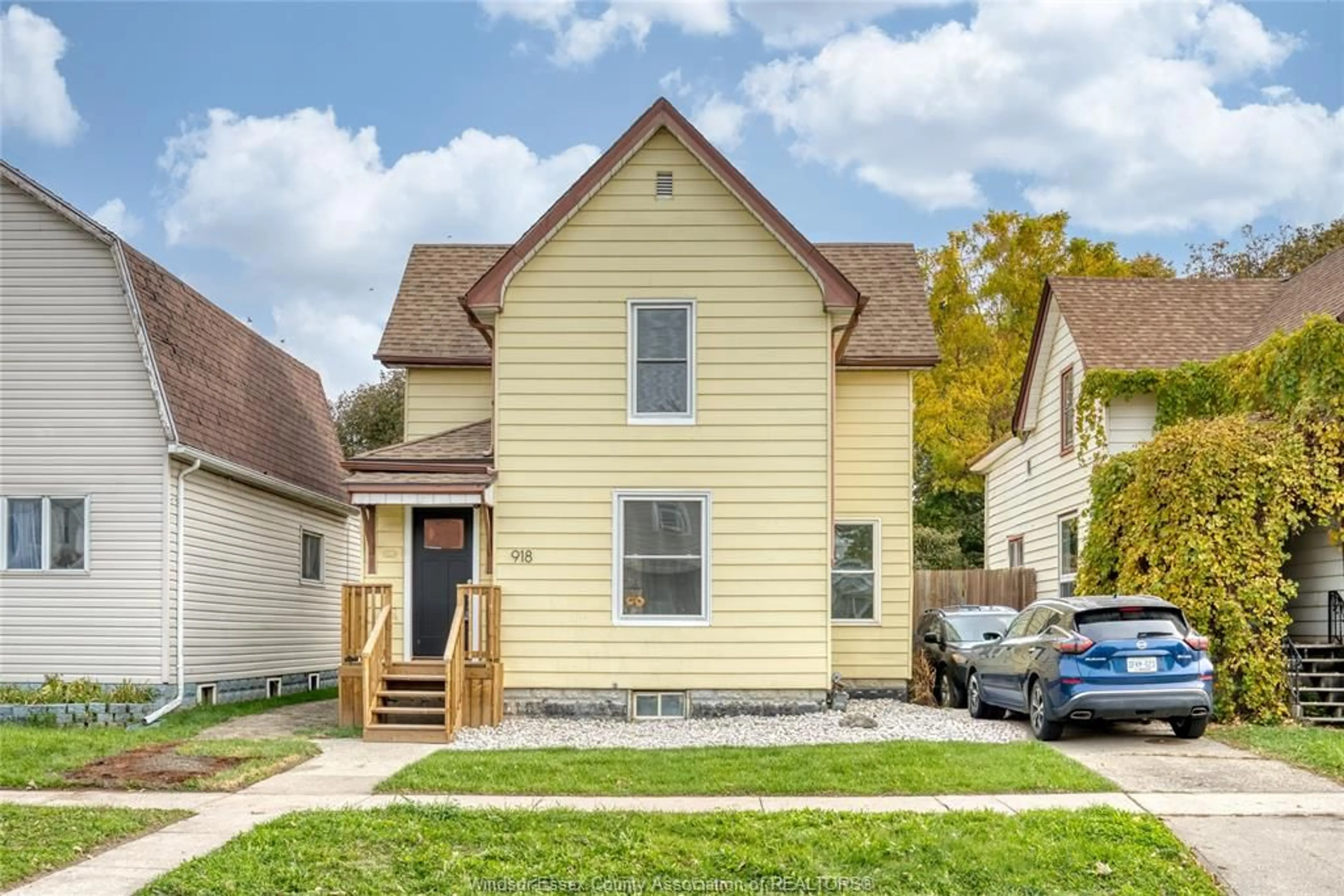 Home with vinyl exterior material, street for 918 ALBERT, Windsor Ontario N8Y 3P3