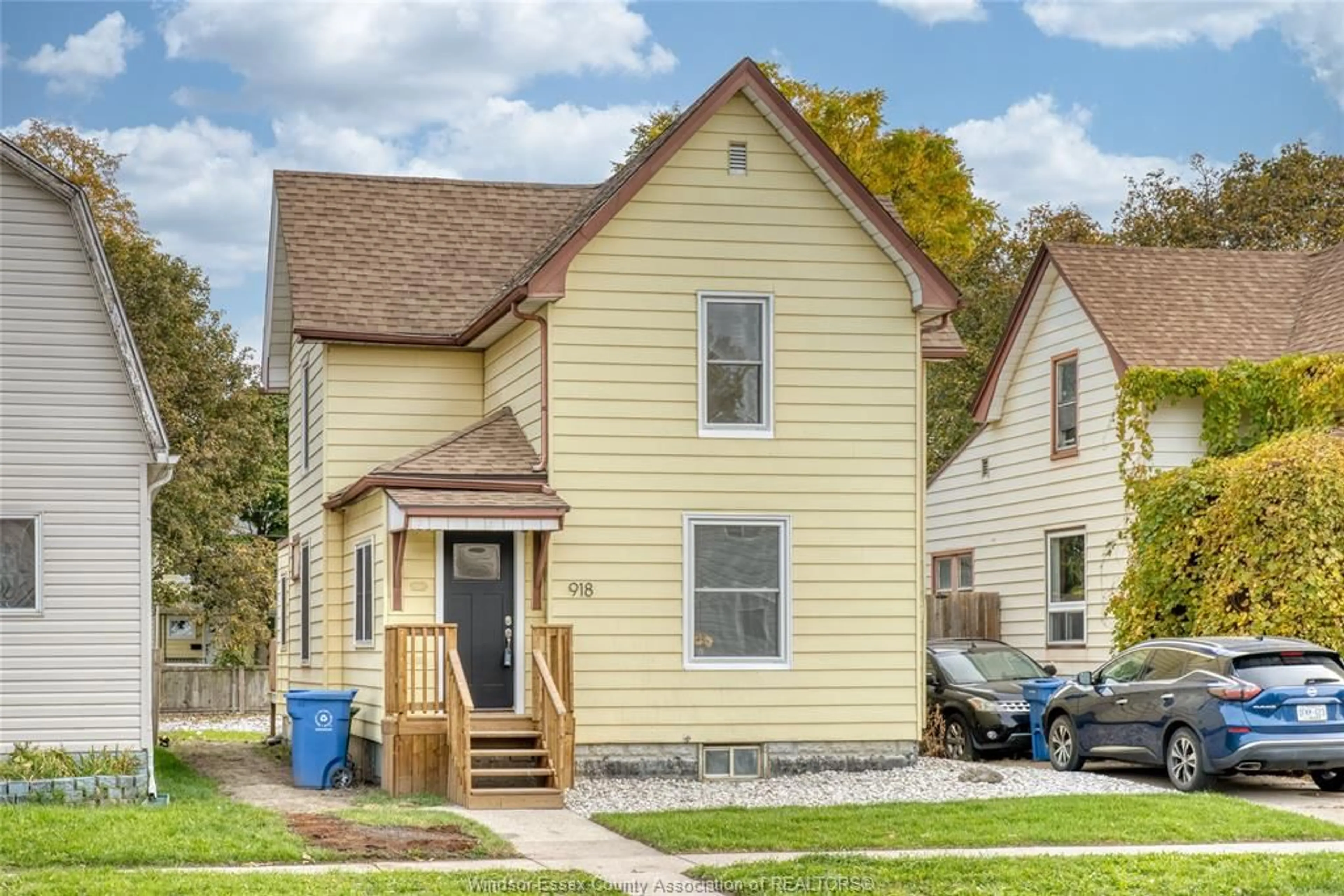 Home with vinyl exterior material, street for 918 ALBERT, Windsor Ontario N8Y 3P3